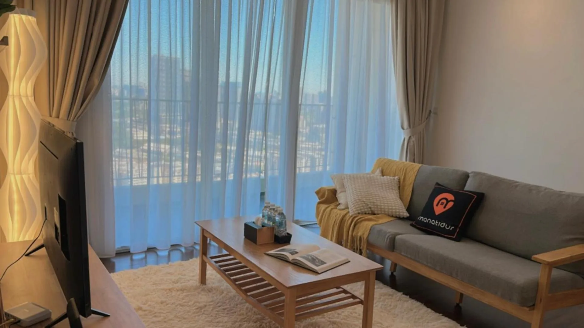 Living room in UNA Serviced Apartment by manatidur