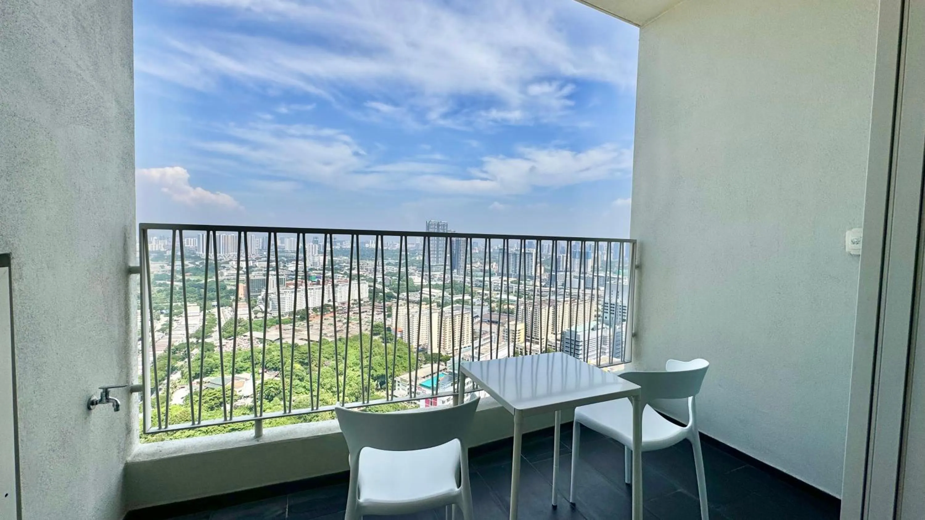 Balcony/Terrace in UNA Serviced Apartment by manatidur