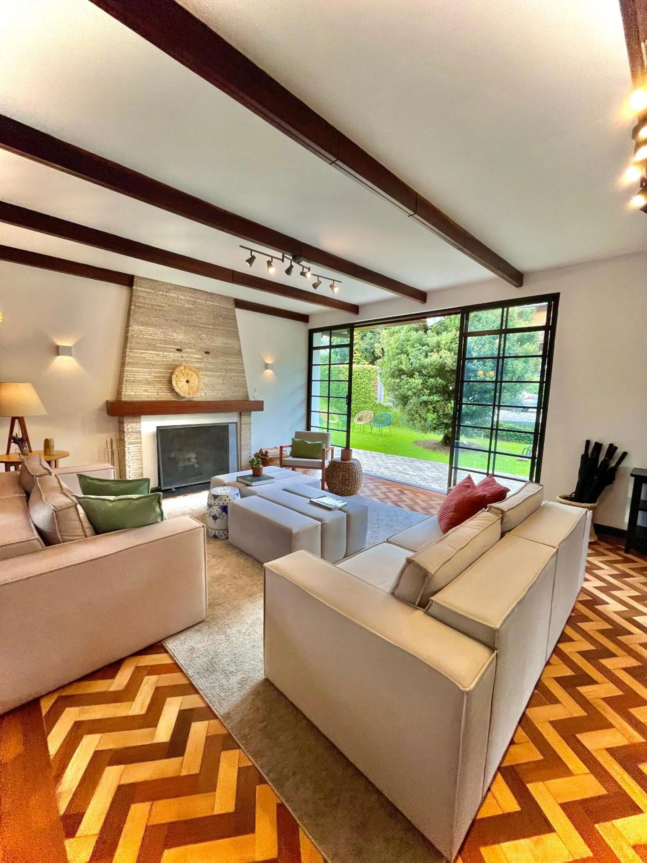 Living room in Casa Três Rios - Campos do Jordão