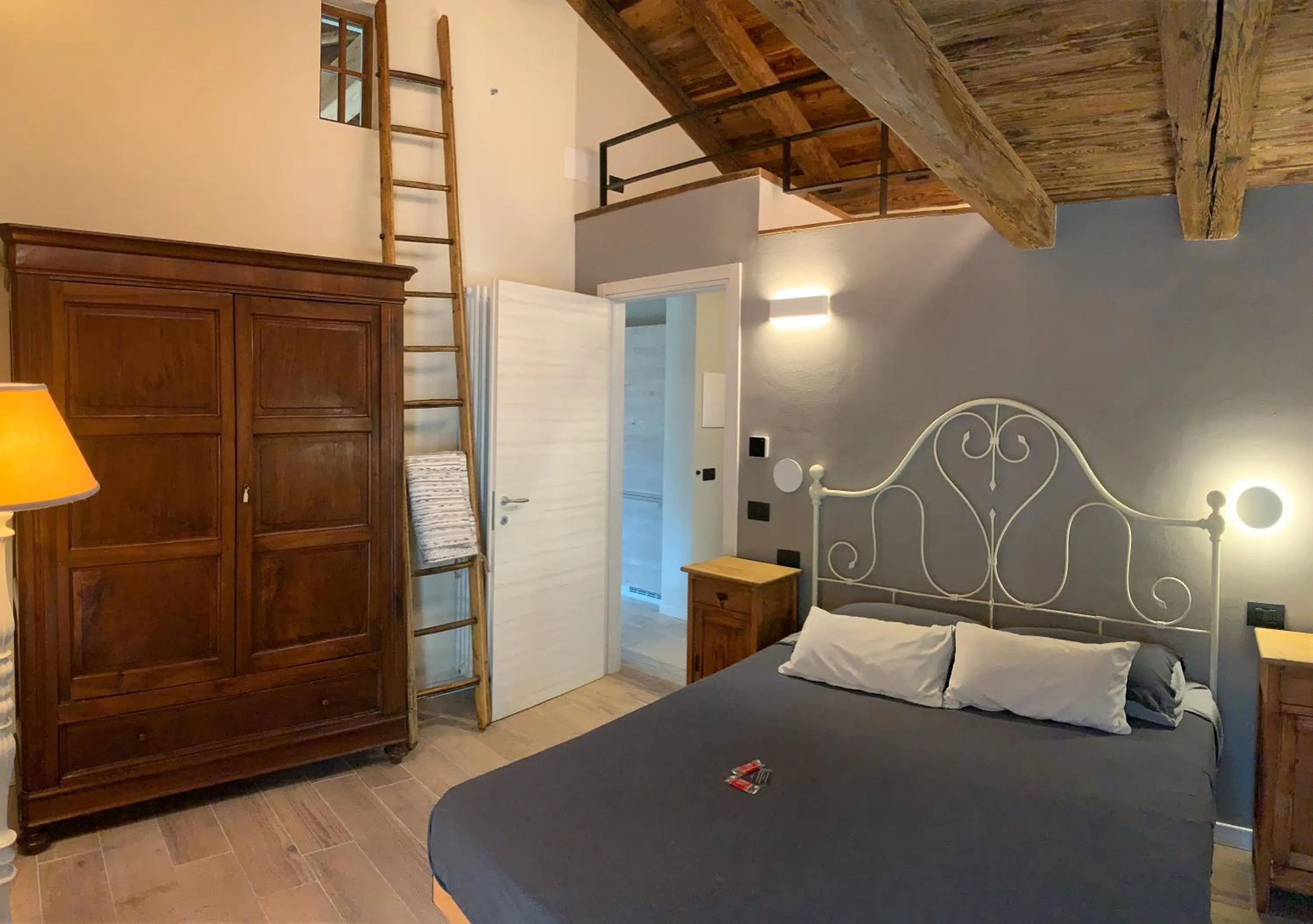 Bedroom, Bed in Alle Macine - Historic Molino Maufet Watermill - Lake Como