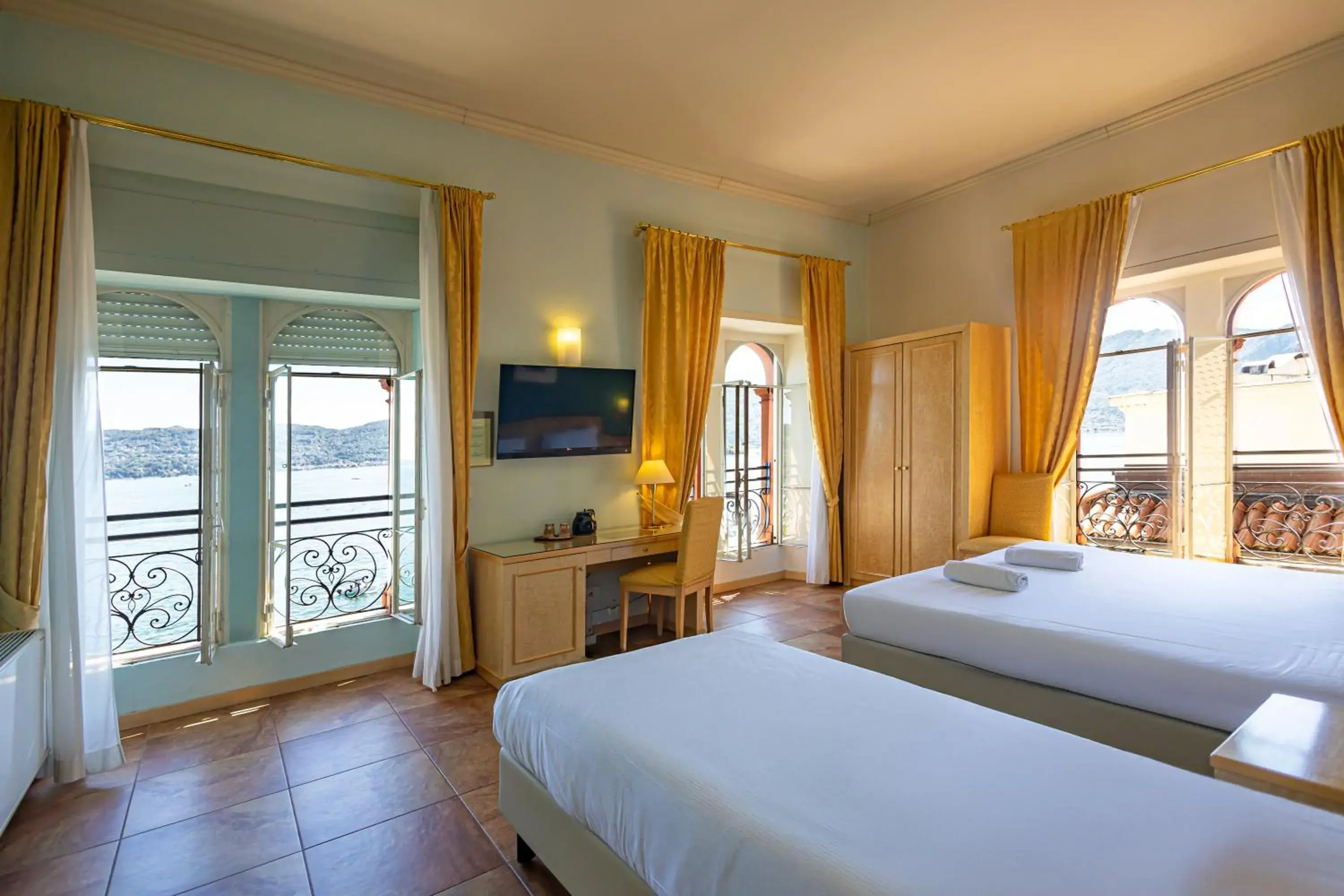 Deluxe Triple Room with Lake View in Hotel Belvedere San Gottardo by LVG Hotel Collection Deluxe Triple Room with Lake View in Hotel Belvedere San Gottardo by LVG Hotel Collection