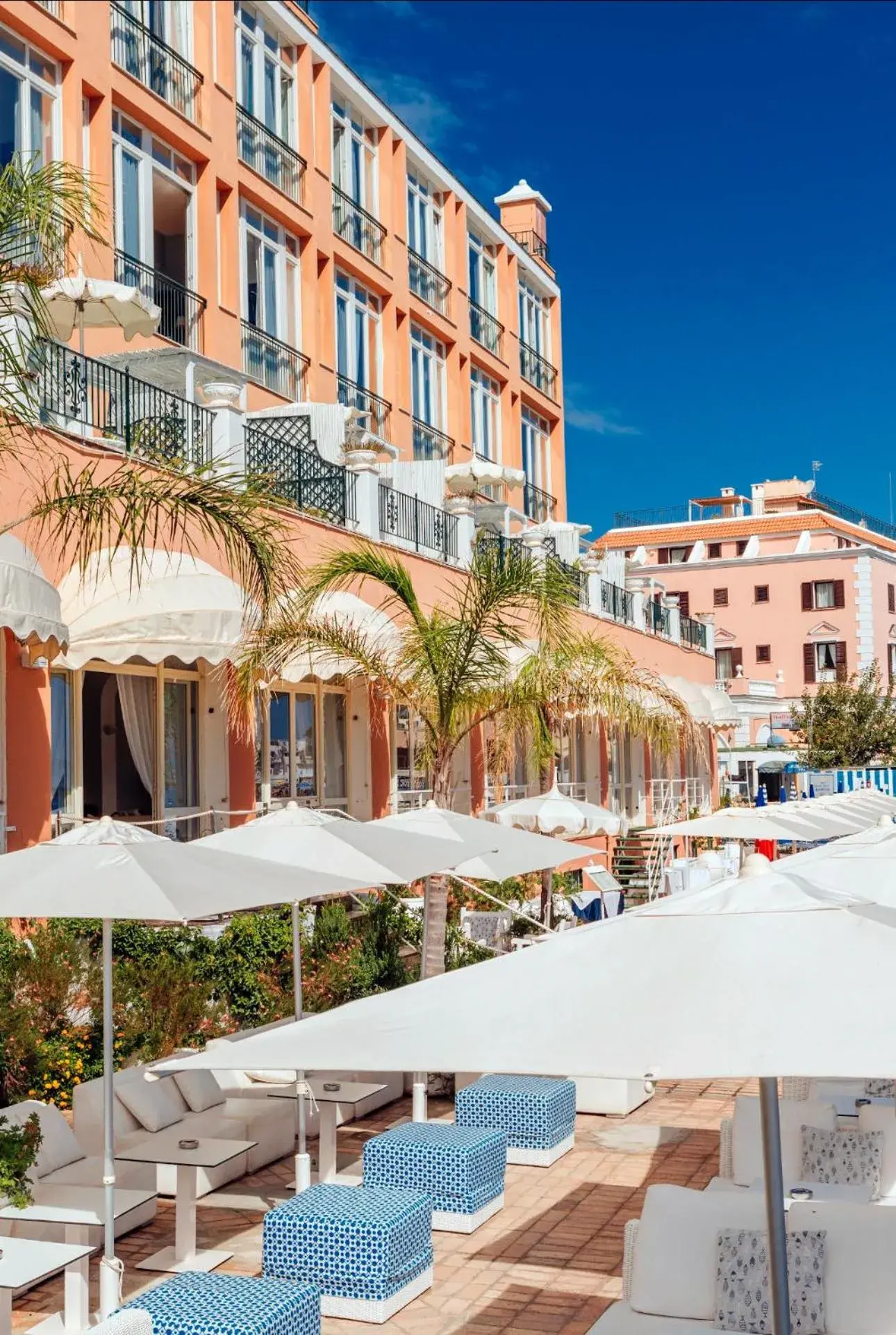 Property building in Miramare E Castello Property building in Miramare E Castello