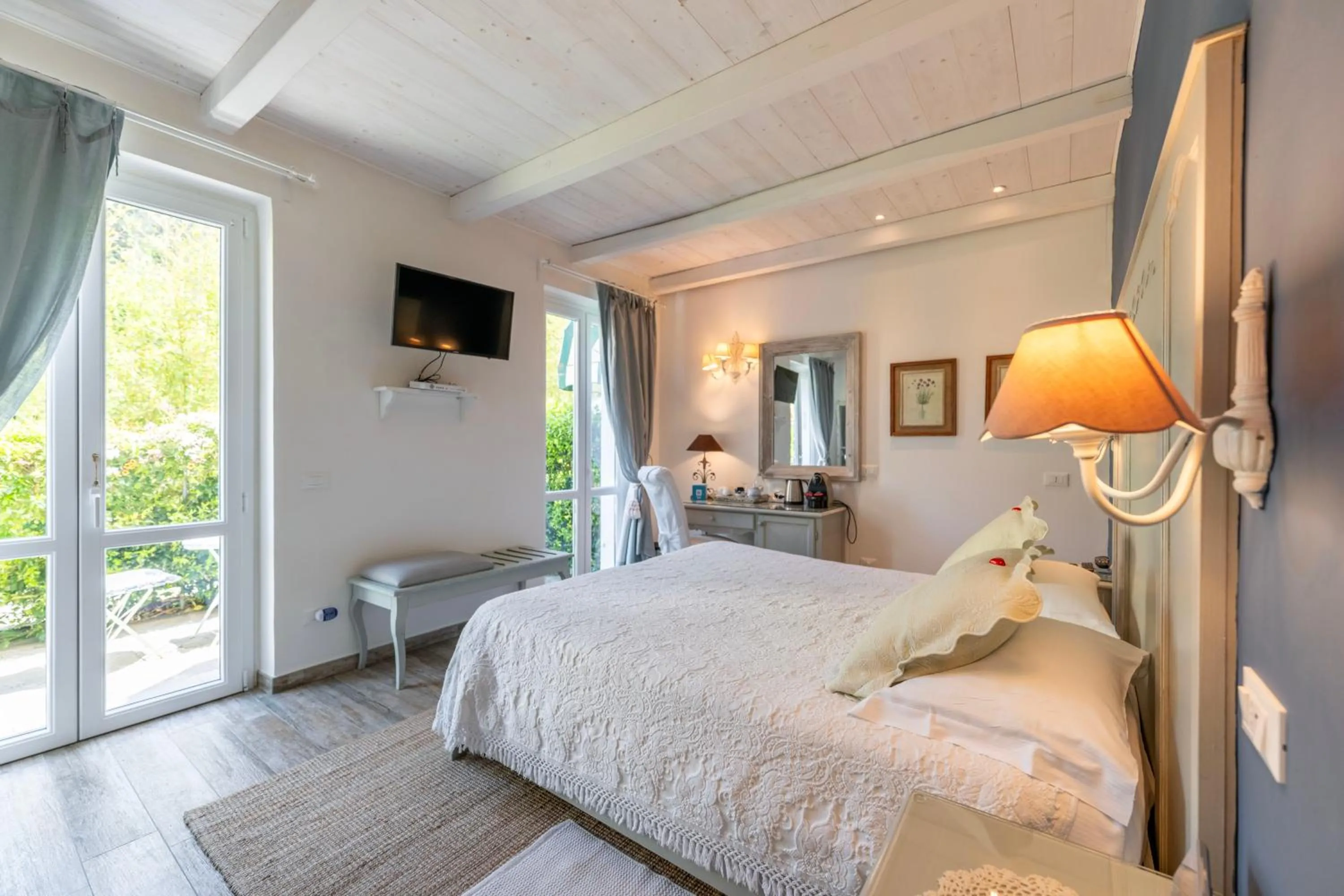 Large Double Room in Villa Valentina