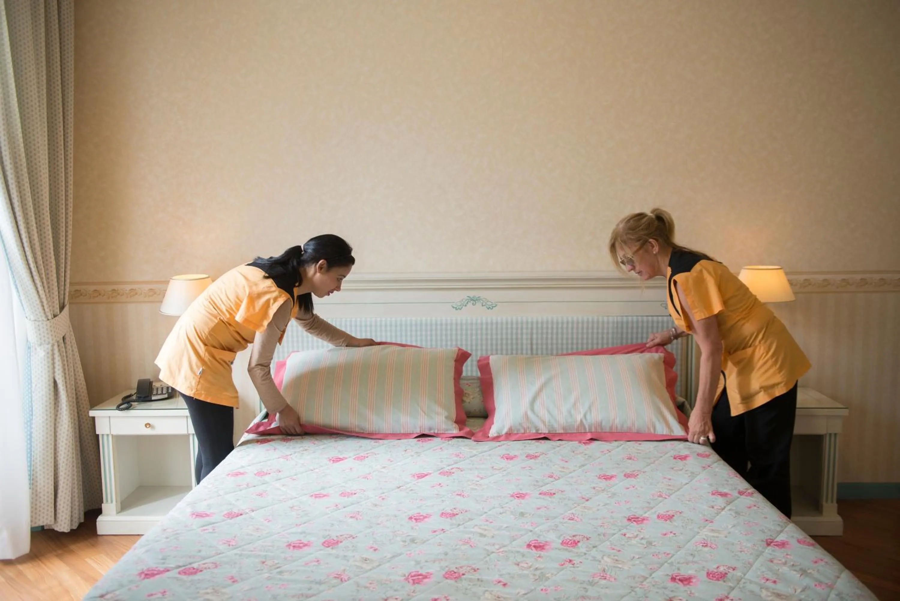 Staff, Bed in Hotel Posta