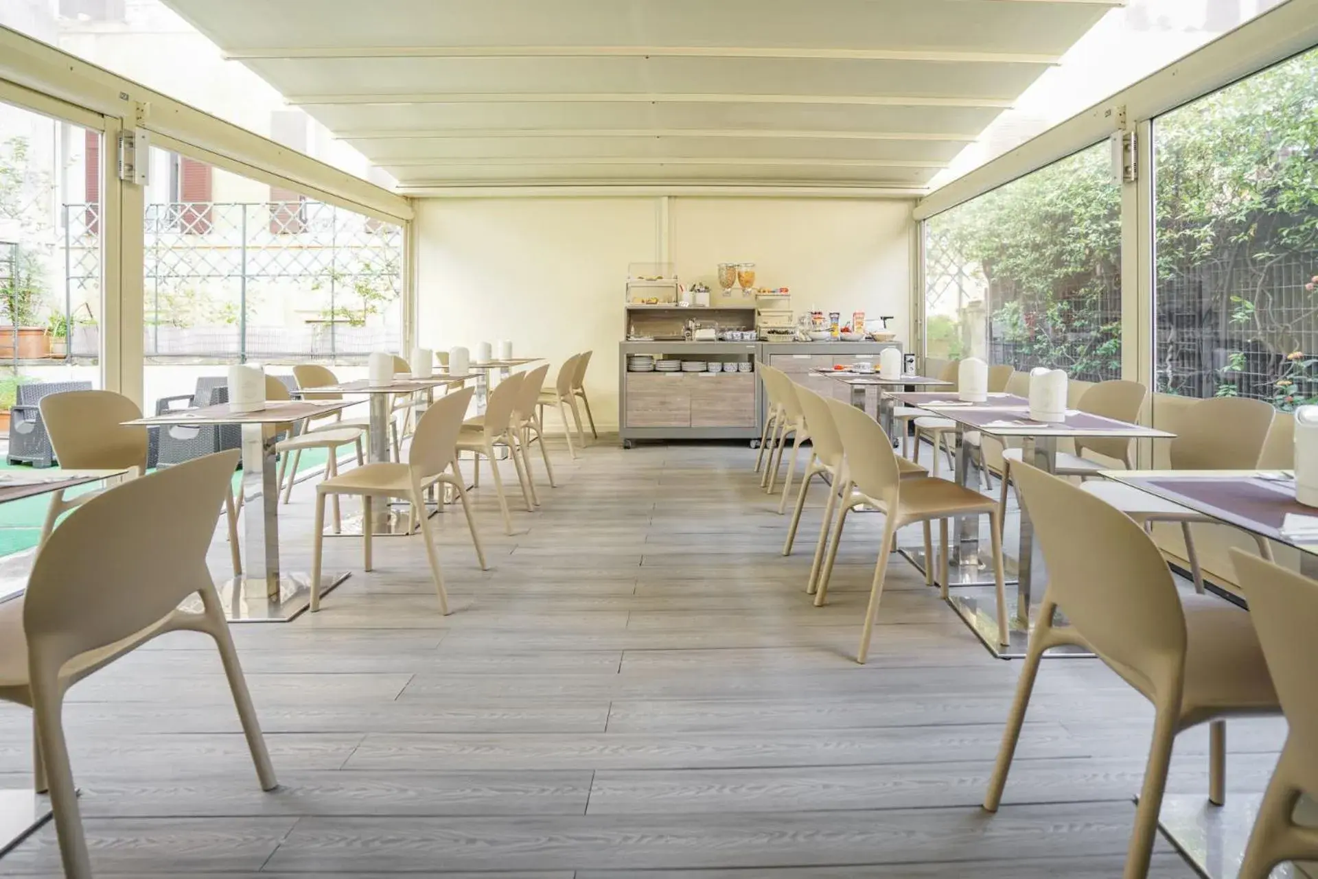 Restaurant/places to eat in Hotel St. Moritz Restaurant/places to eat in Hotel St. Moritz