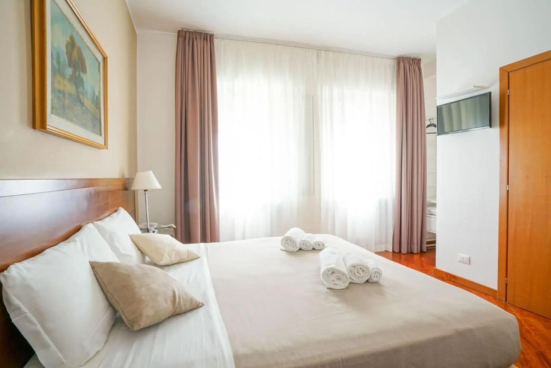 TV and multimedia, Bed in Hotel St. Moritz TV and multimedia, Bed in Hotel St. Moritz