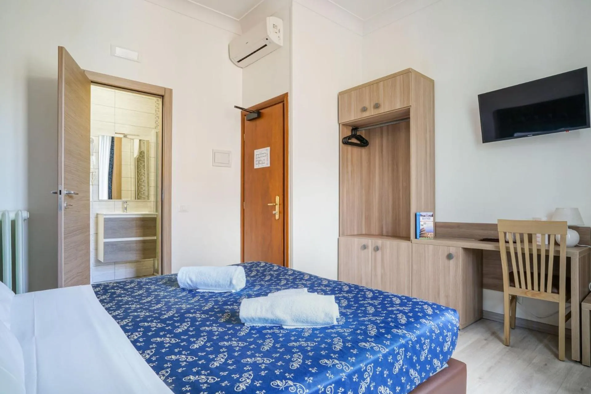 Photo of the whole room, Bed in Hotel St. Moritz