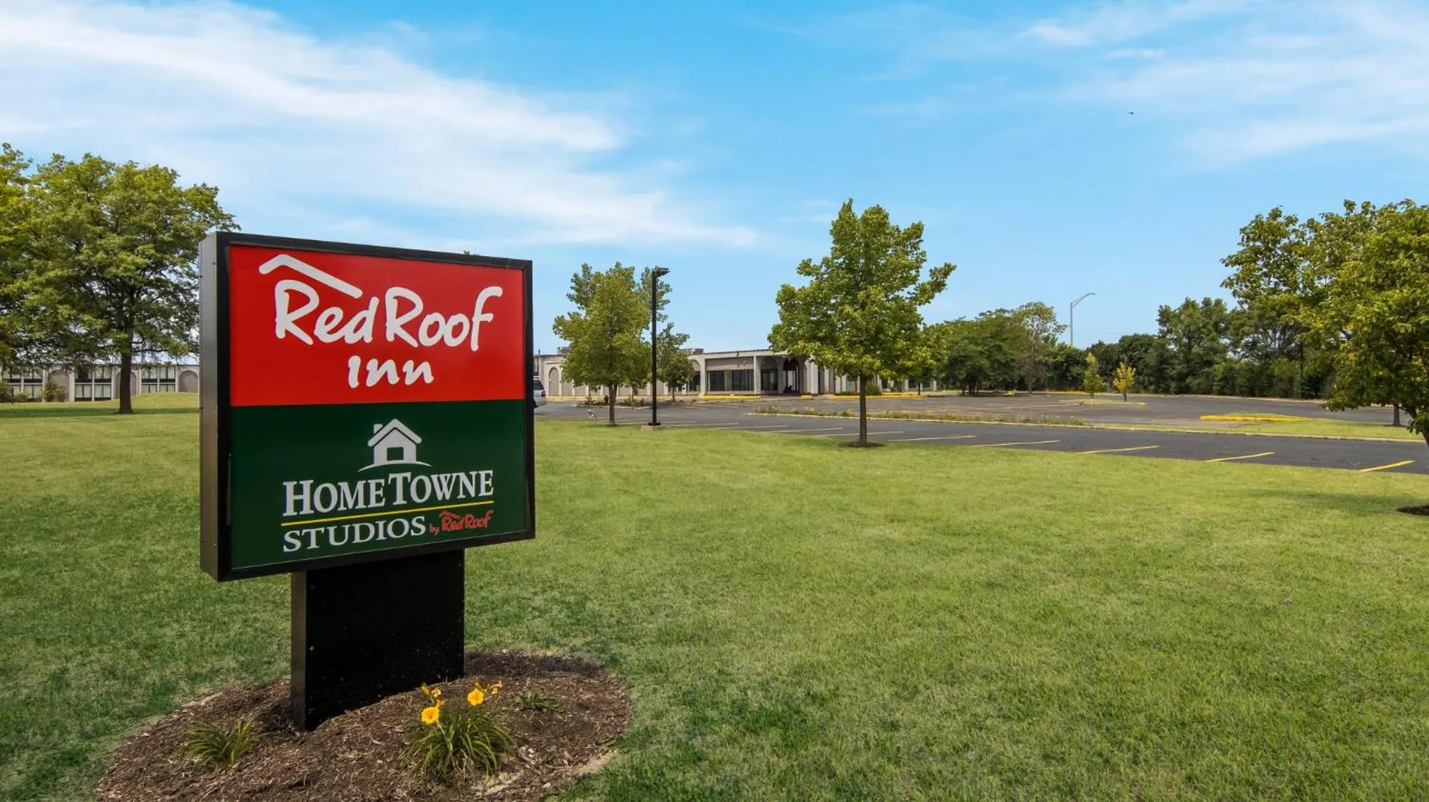 Property building in Red Roof Inn and Conference Center Chicago - N Aurora Naperville
