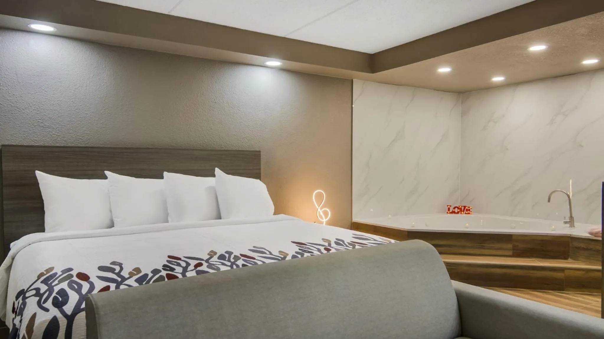 Photo of the whole room, Bed in Red Roof Inn and Conference Center Chicago - N Aurora Naperville