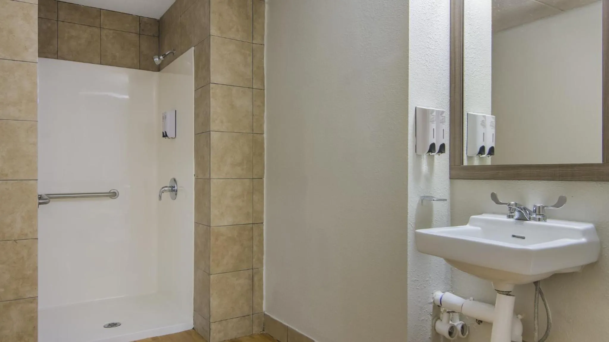 Bathroom in Red Roof Inn and Conference Center Chicago - N Aurora Naperville
