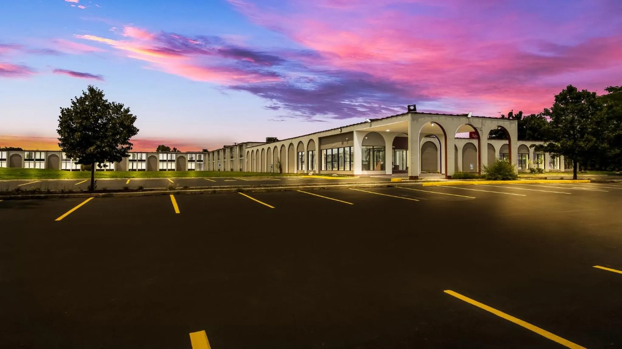 Property building in Red Roof Inn and Conference Center Chicago - N Aurora Naperville