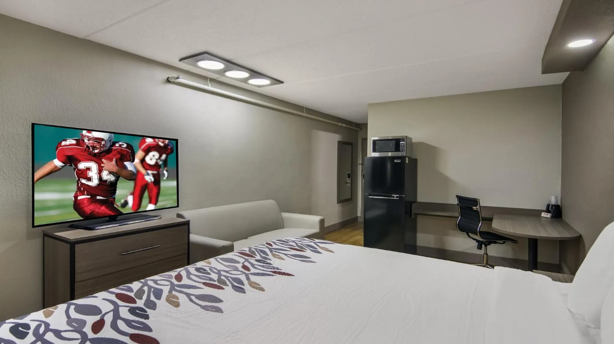 Bedroom, Bed in Red Roof Inn and Conference Center Chicago - N Aurora Naperville