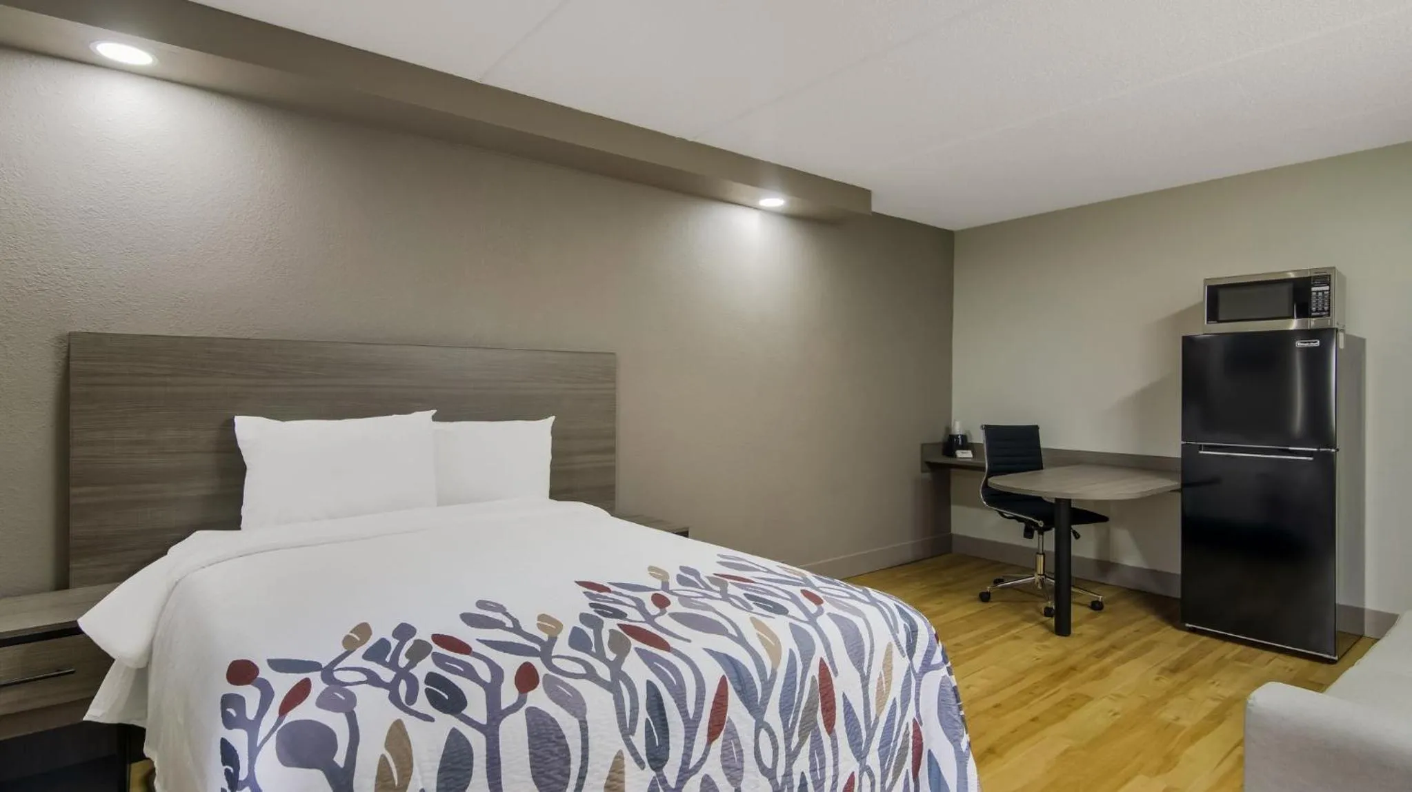 Bedroom, Bed in Red Roof Inn and Conference Center Chicago - N Aurora Naperville