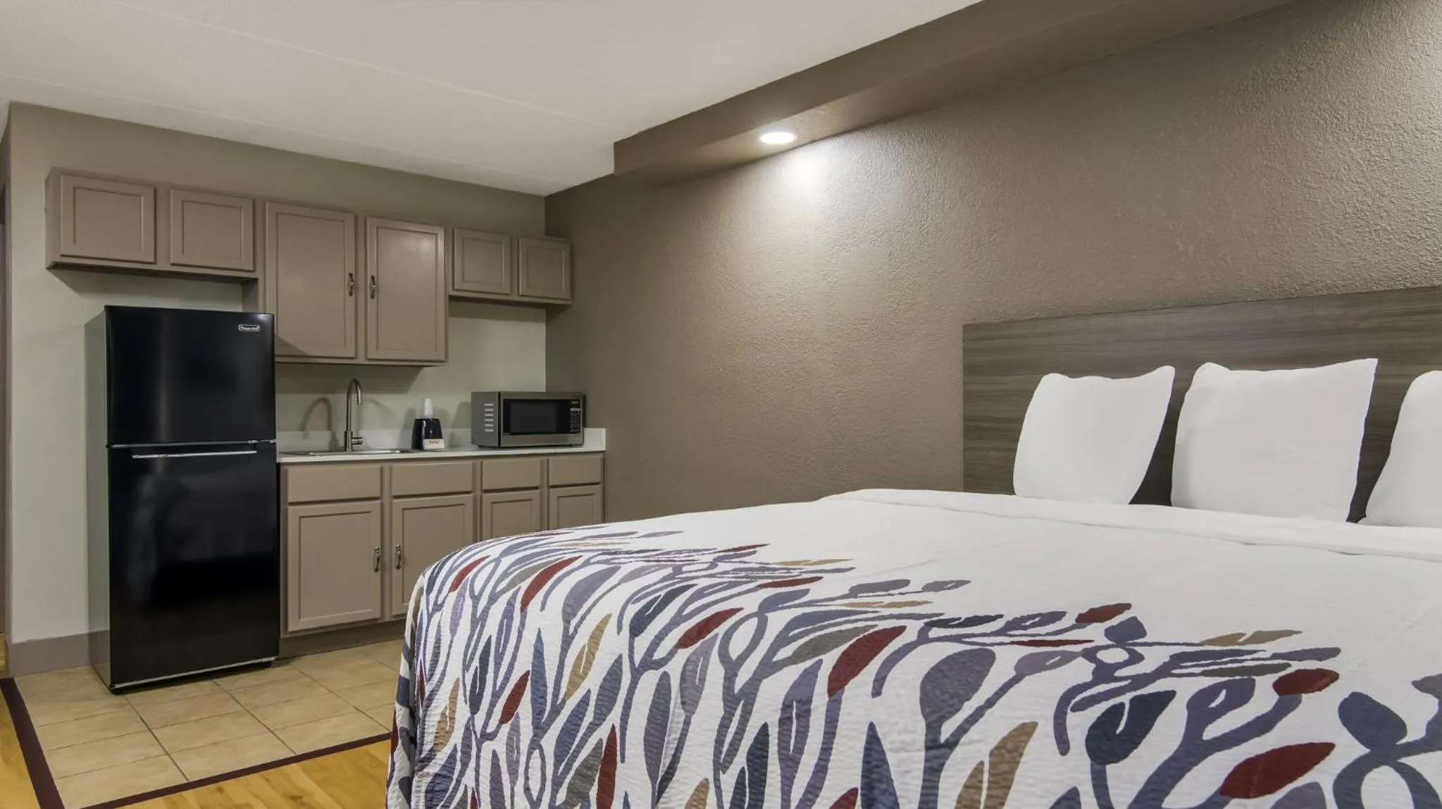 Bedroom, Bed in Red Roof Inn and Conference Center Chicago - N Aurora Naperville