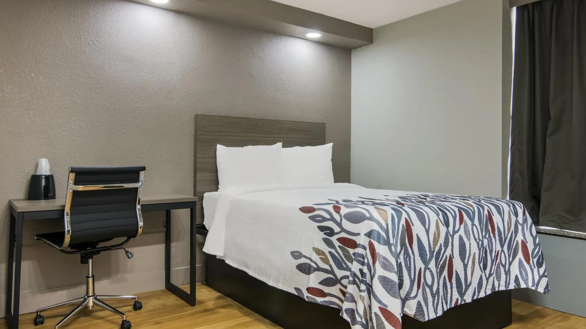 Photo of the whole room, Bed in Red Roof Inn and Conference Center Chicago - N Aurora Naperville