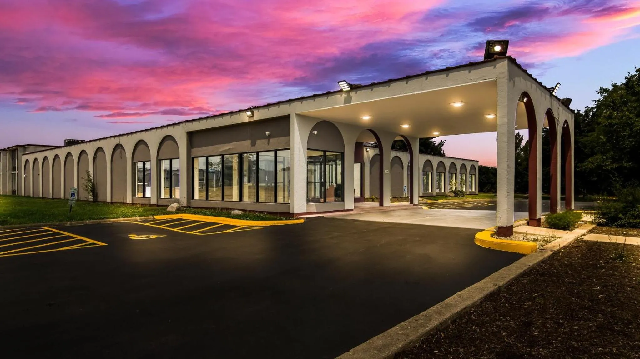 Property building in Red Roof Inn and Conference Center Chicago - N Aurora Naperville