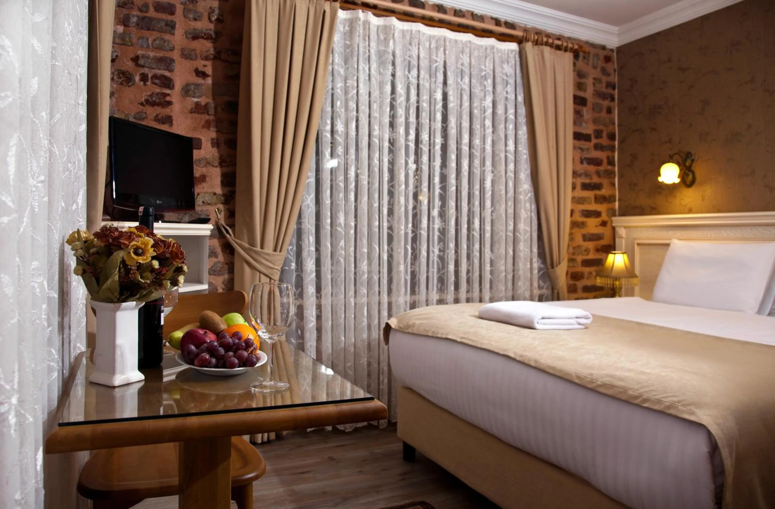 Photo of the whole room, Bed in Sultanahmet Suites