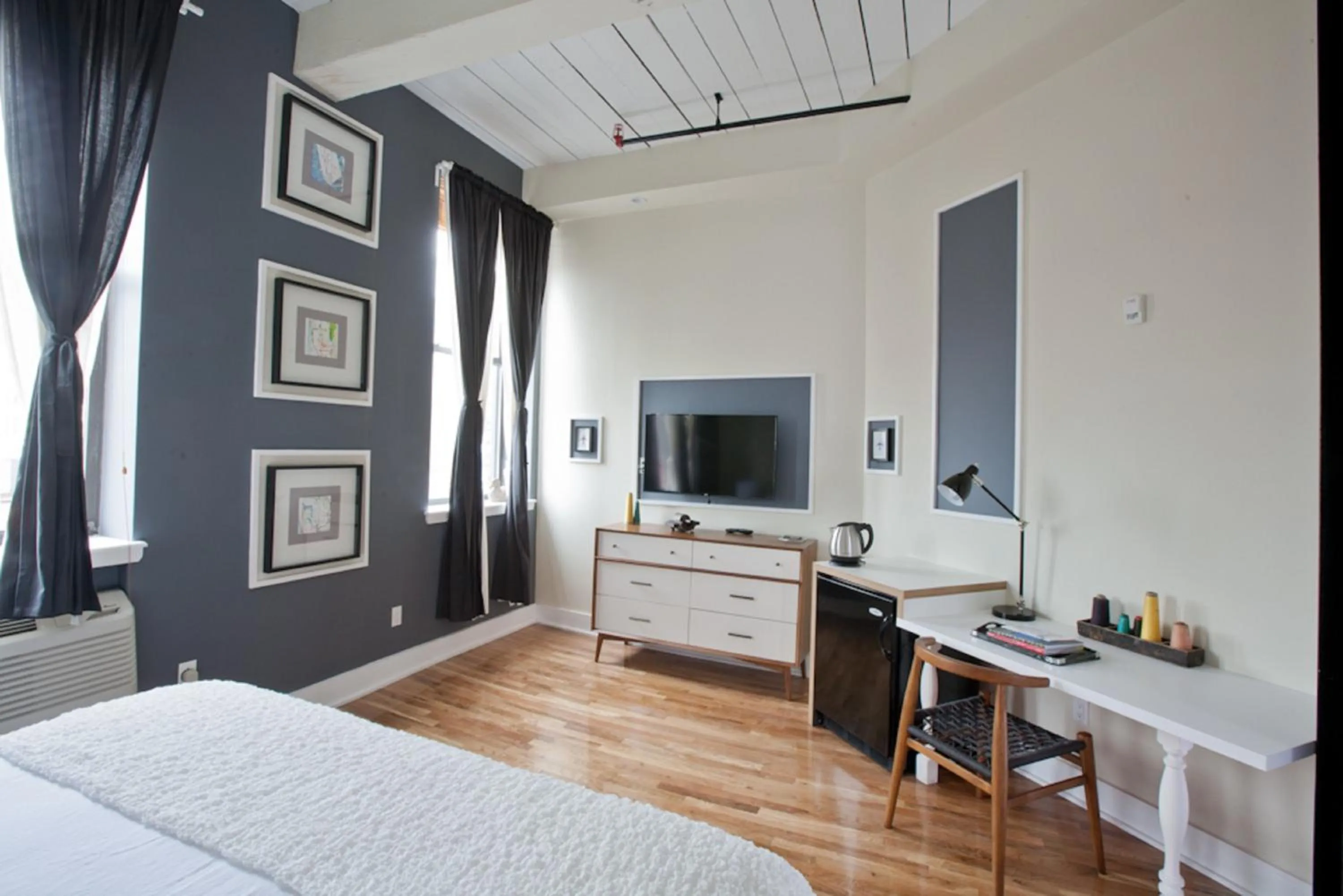 Bedroom, Bed in Henry Norman Hotel