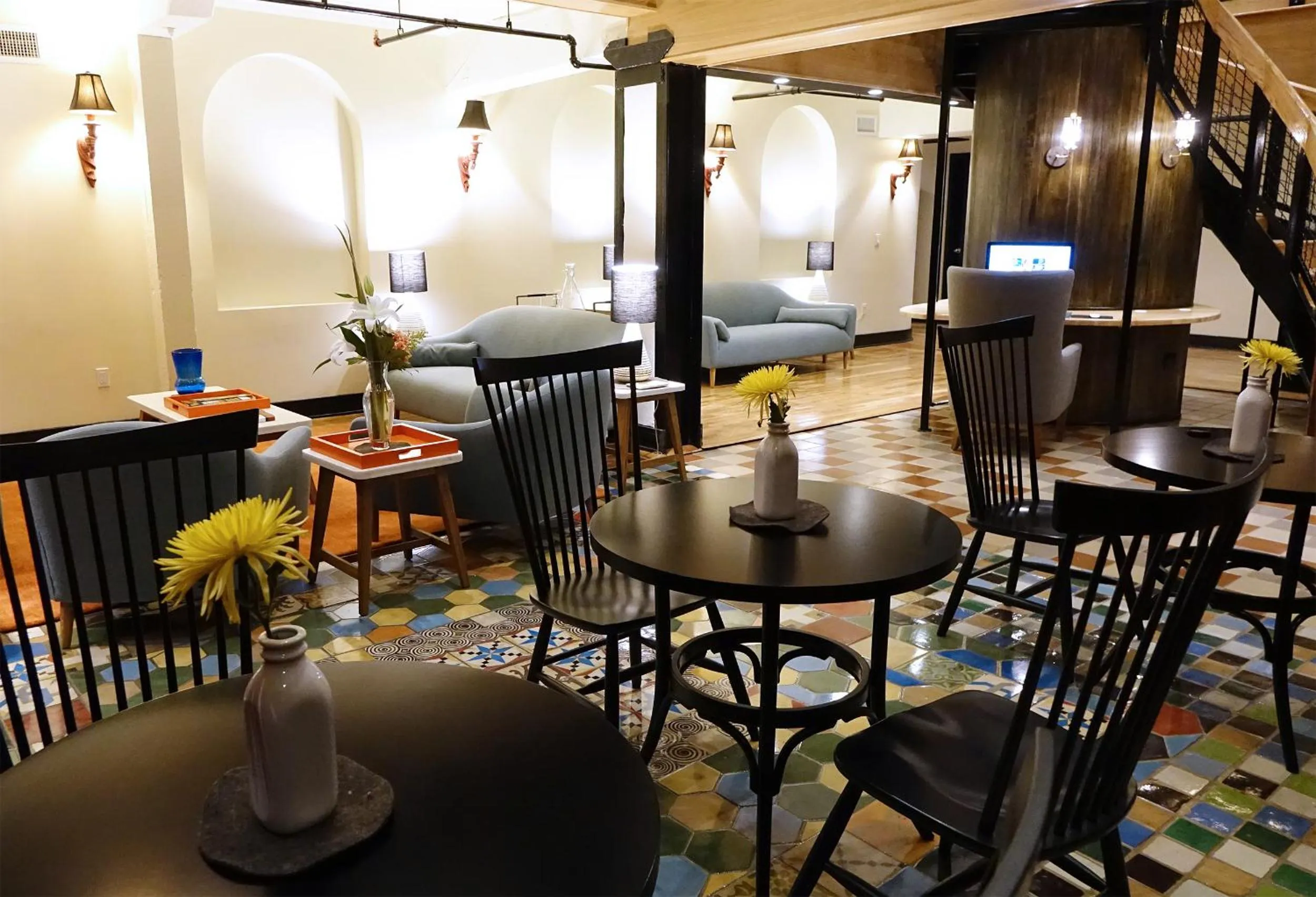 Restaurant/places to eat in Henry Norman Hotel