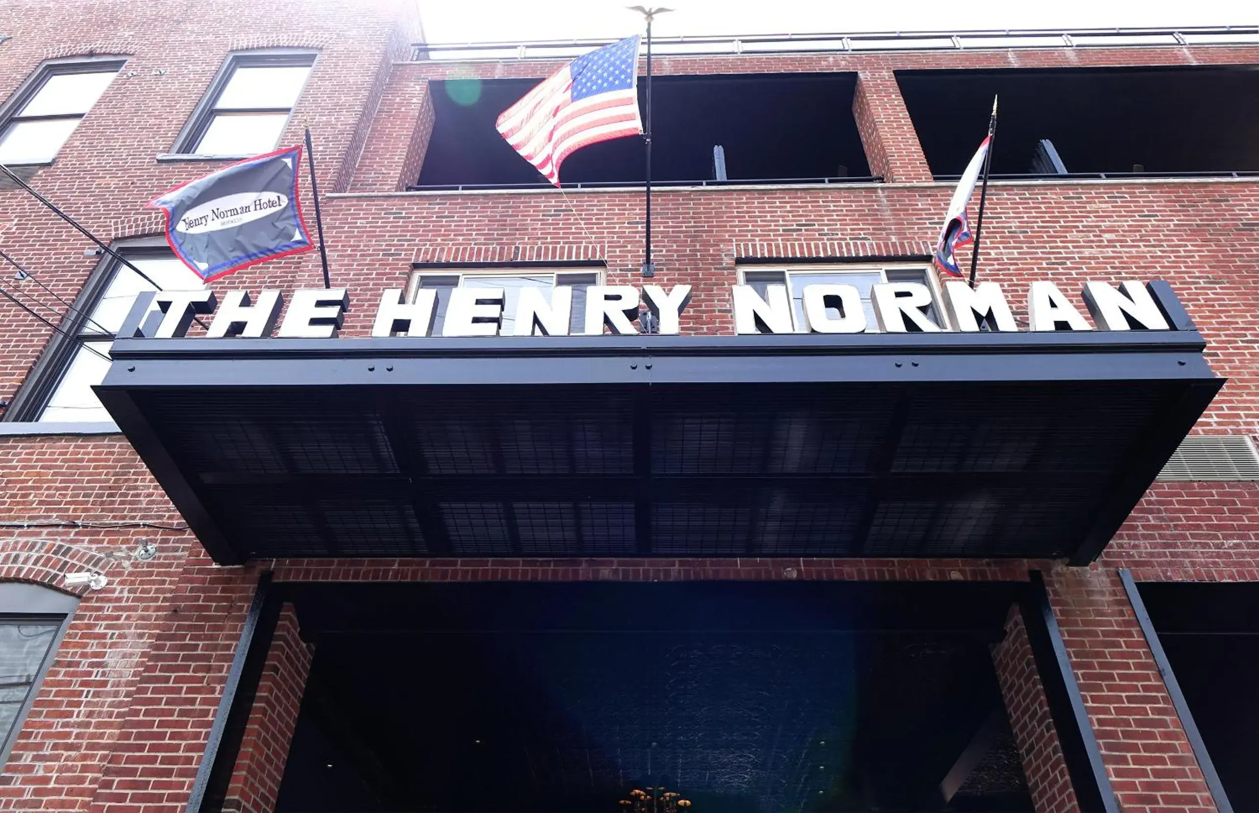 Facade/entrance in Henry Norman Hotel Facade/entrance in Henry Norman Hotel