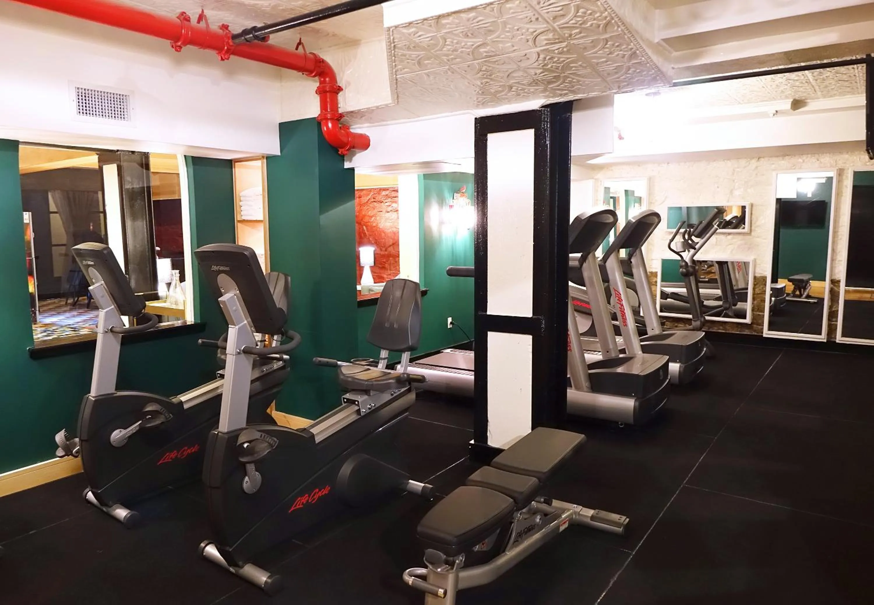 Fitness centre/facilities in Henry Norman Hotel