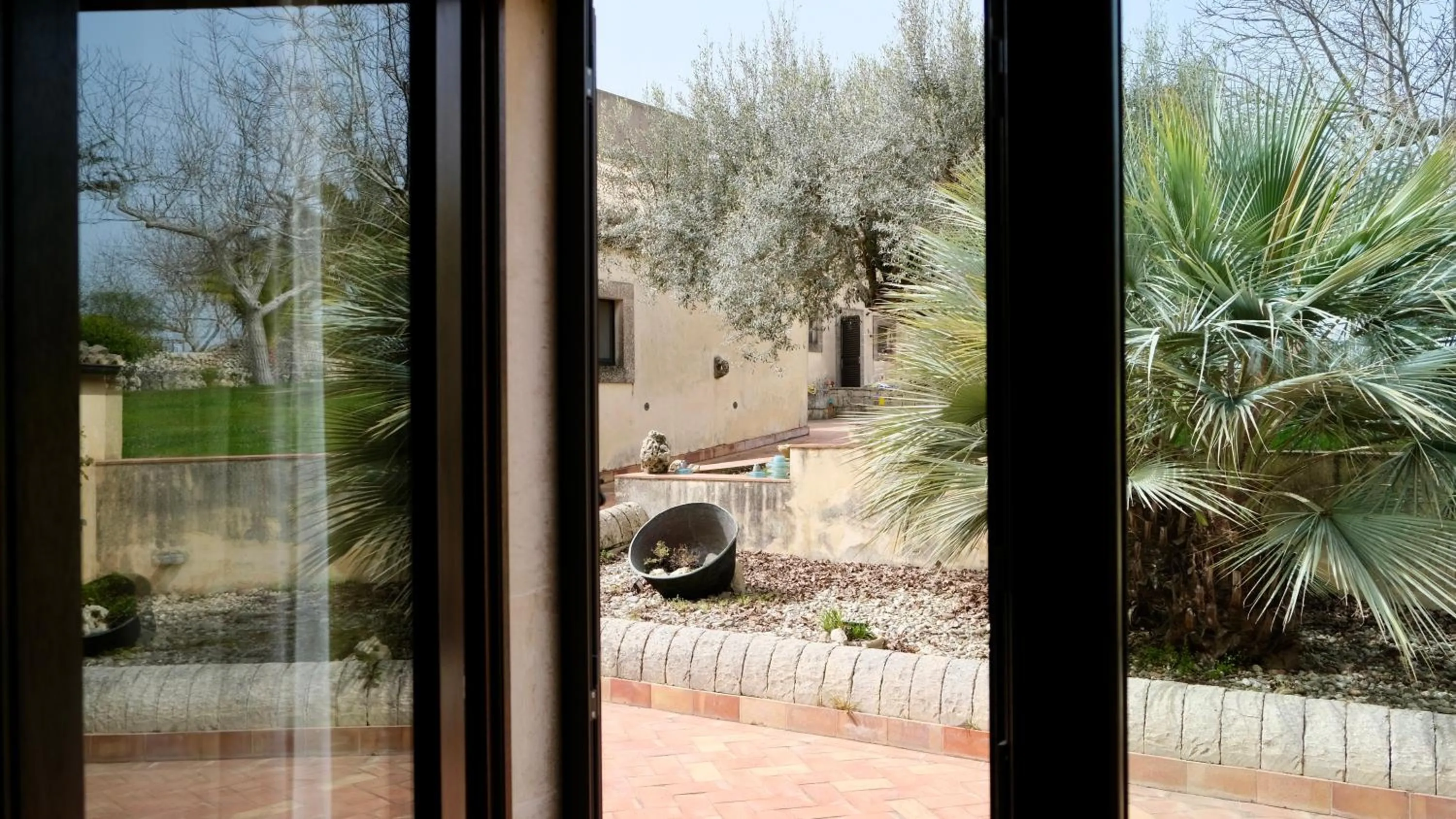 Inner courtyard view in Tenuta Aguglia