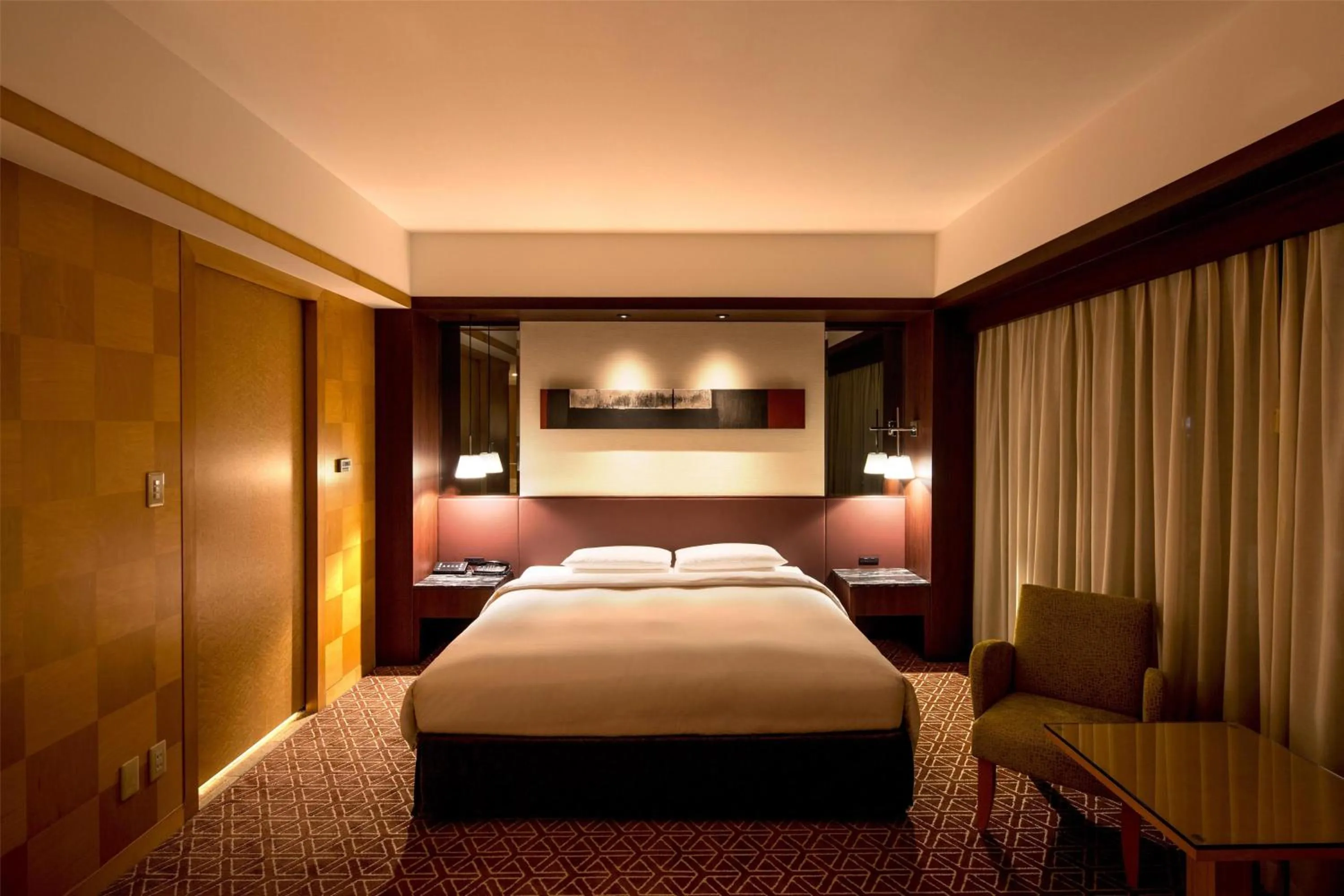 Bedroom, Bed in Grand Hyatt Fukuoka