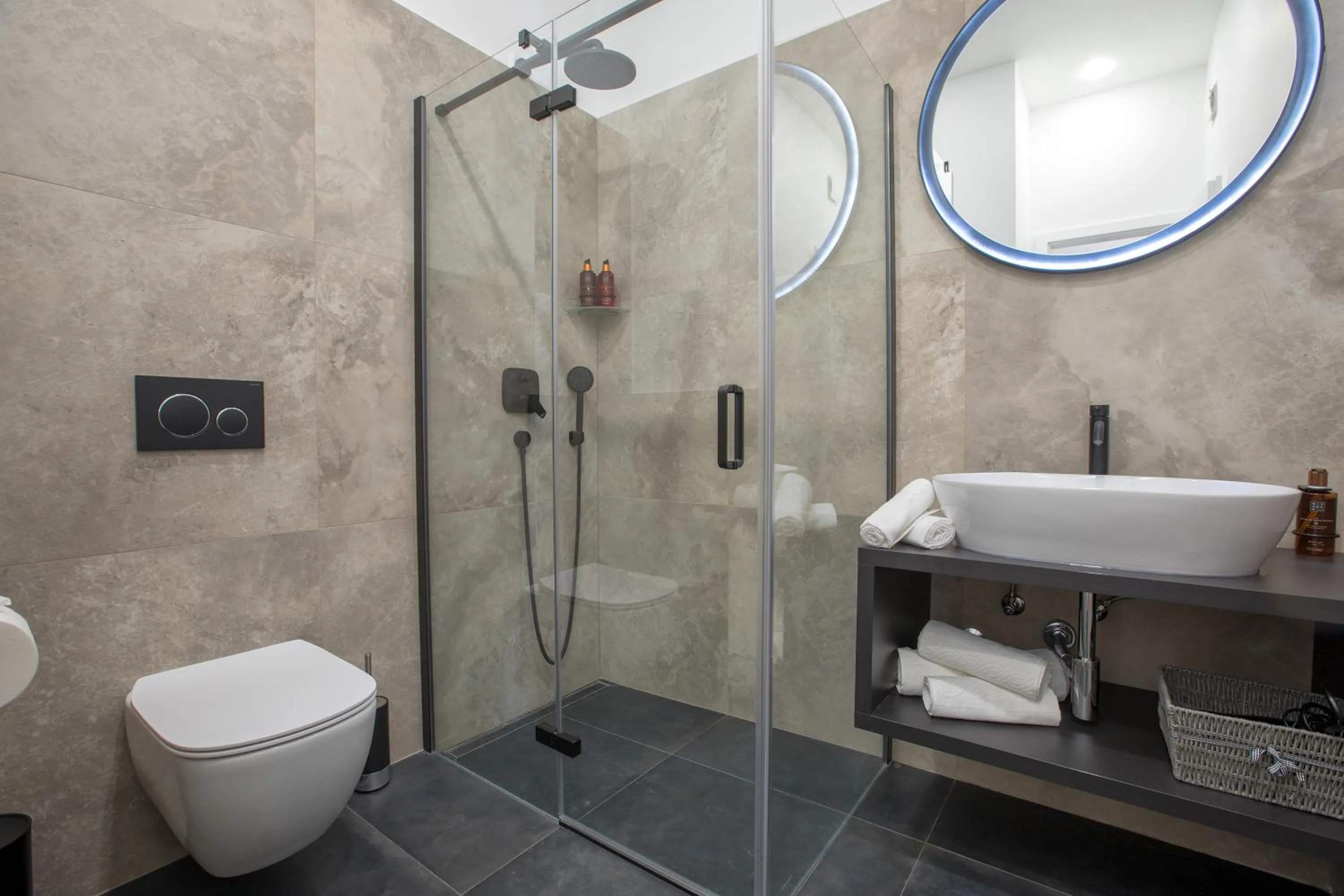 Shower in Green Park Luxury Rooms