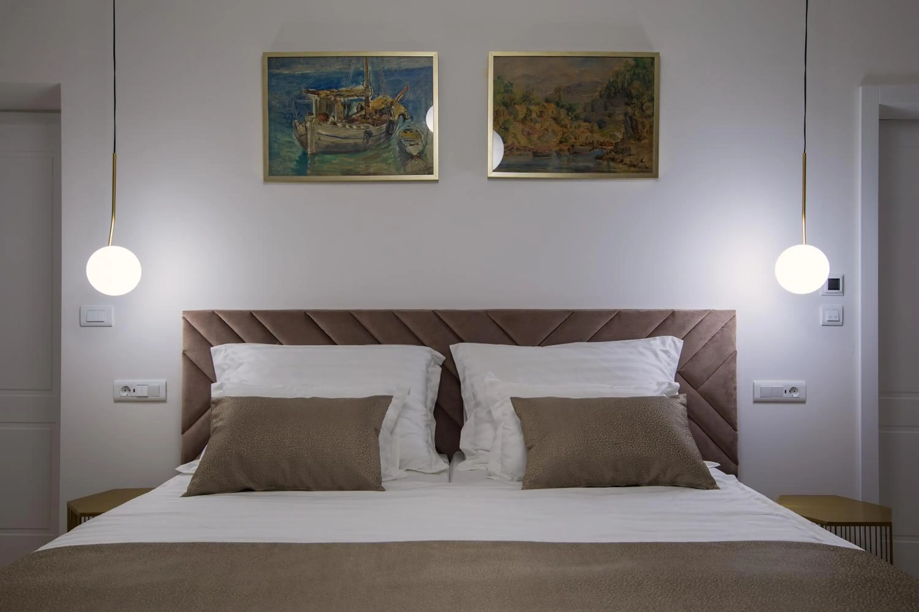 Bed in Green Park Luxury Rooms