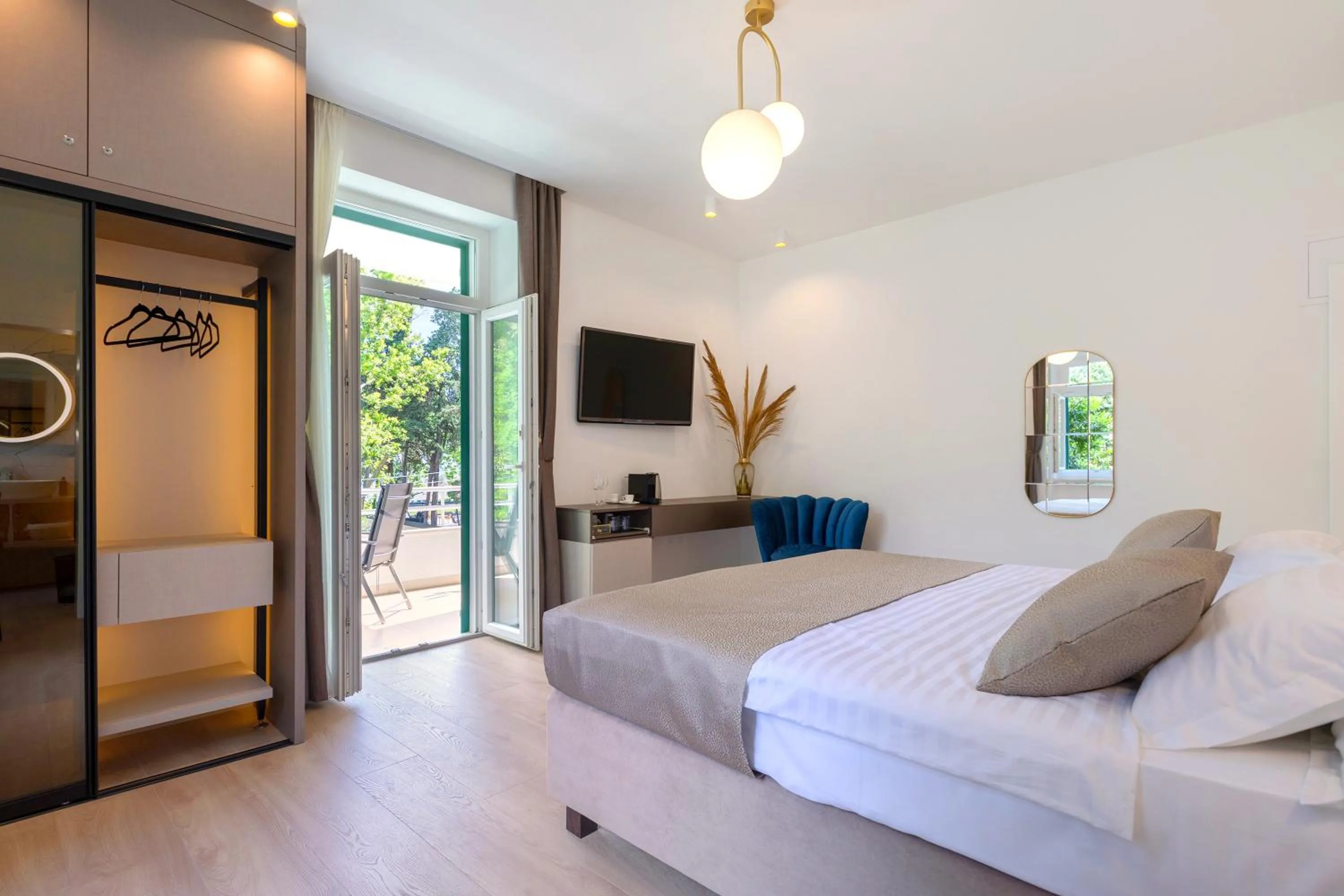 Bed in Green Park Luxury Rooms