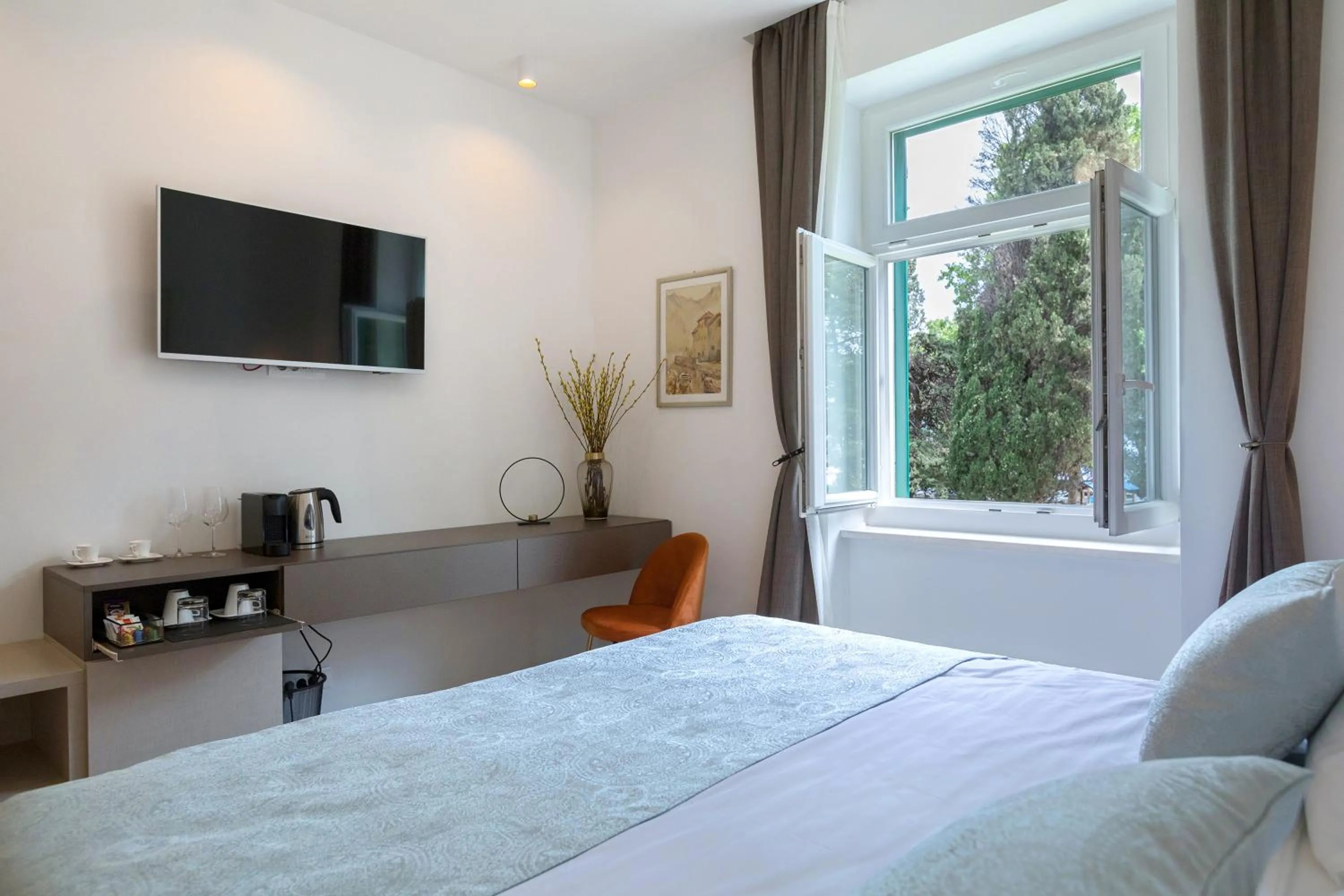 TV and multimedia, Bed in Green Park Luxury Rooms