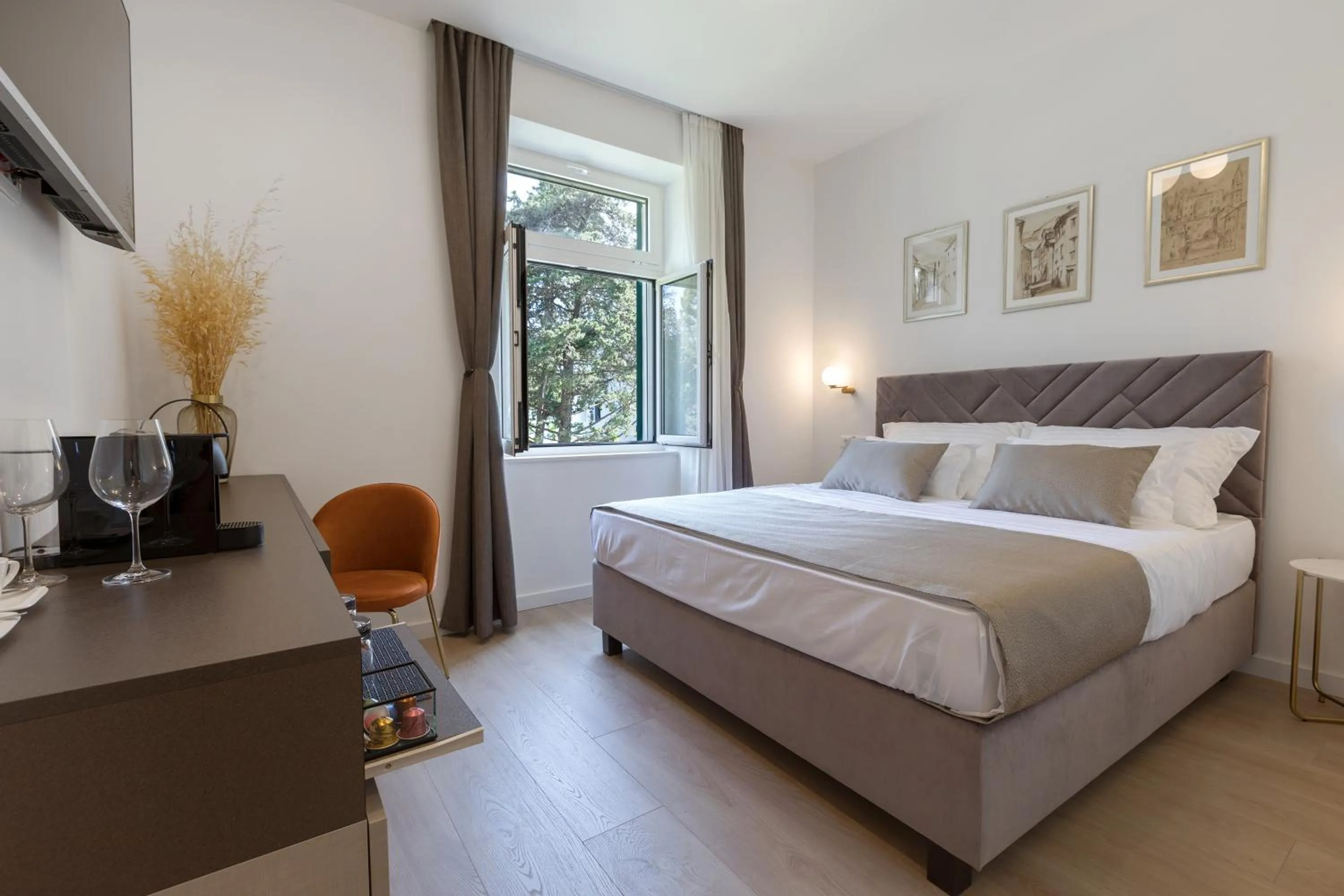 Bed in Green Park Luxury Rooms