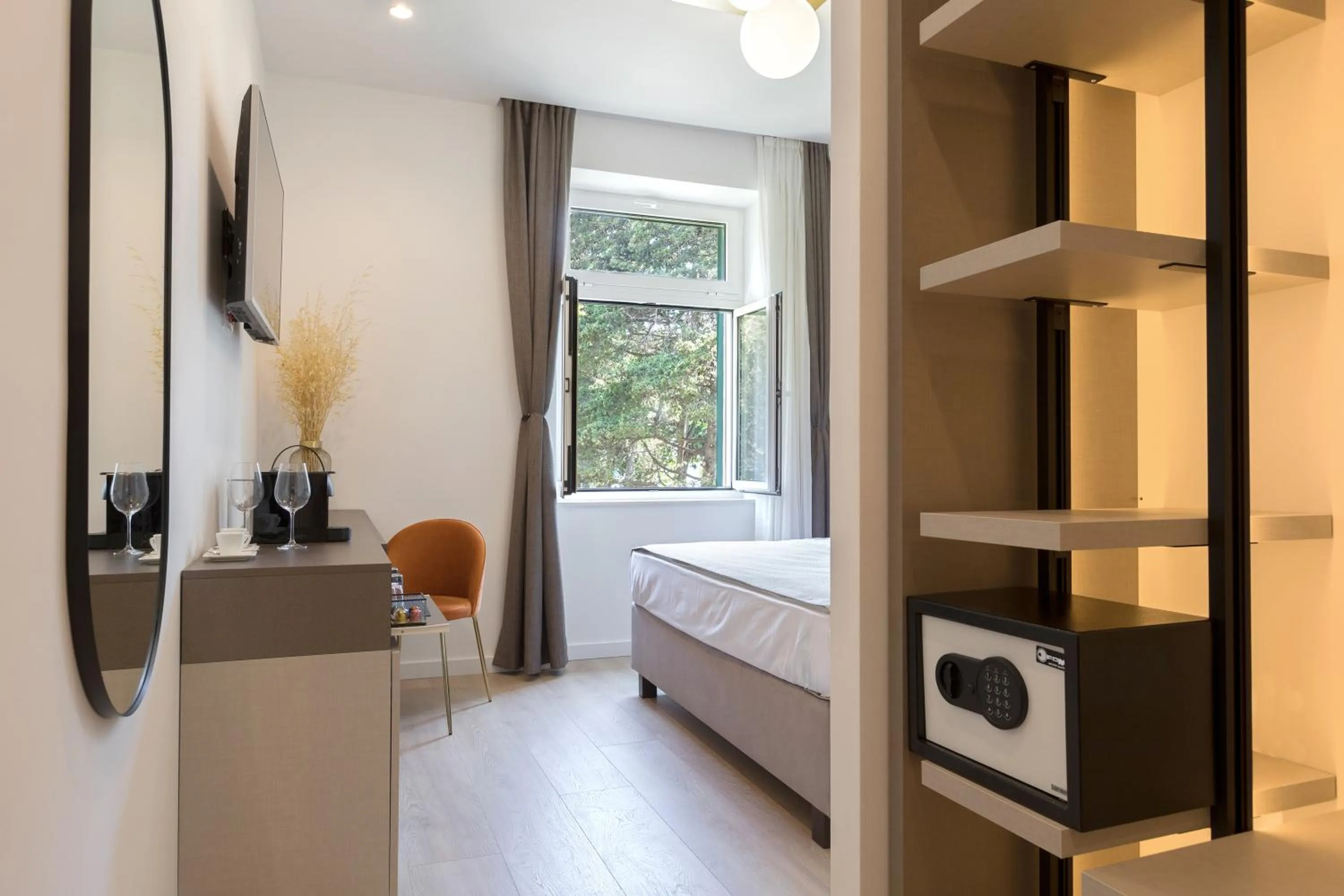 Photo of the whole room, Bed in Green Park Luxury Rooms