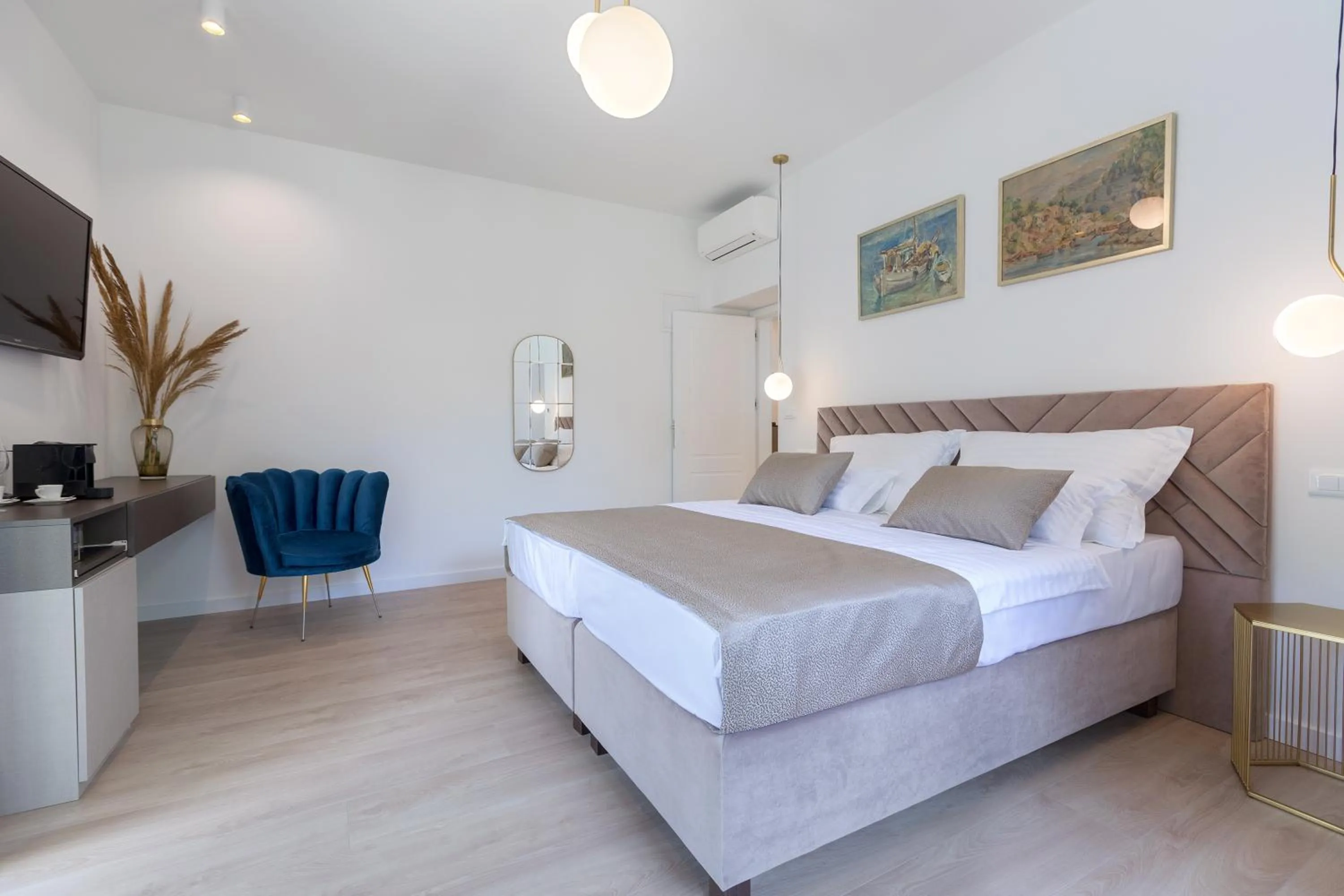 Bed in Green Park Luxury Rooms