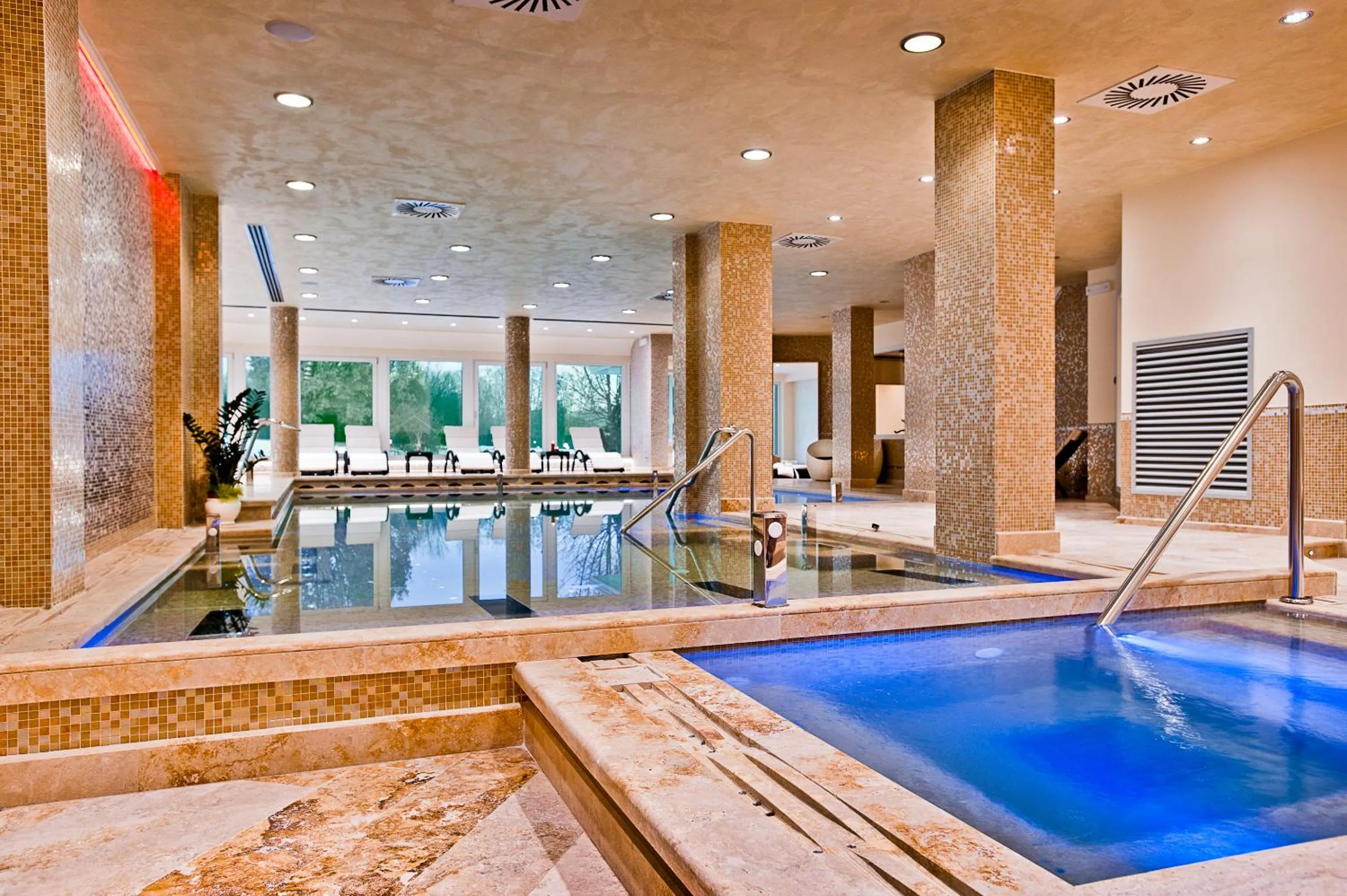 Swimming pool in Hotel Fiuggi Terme Resort & Spa