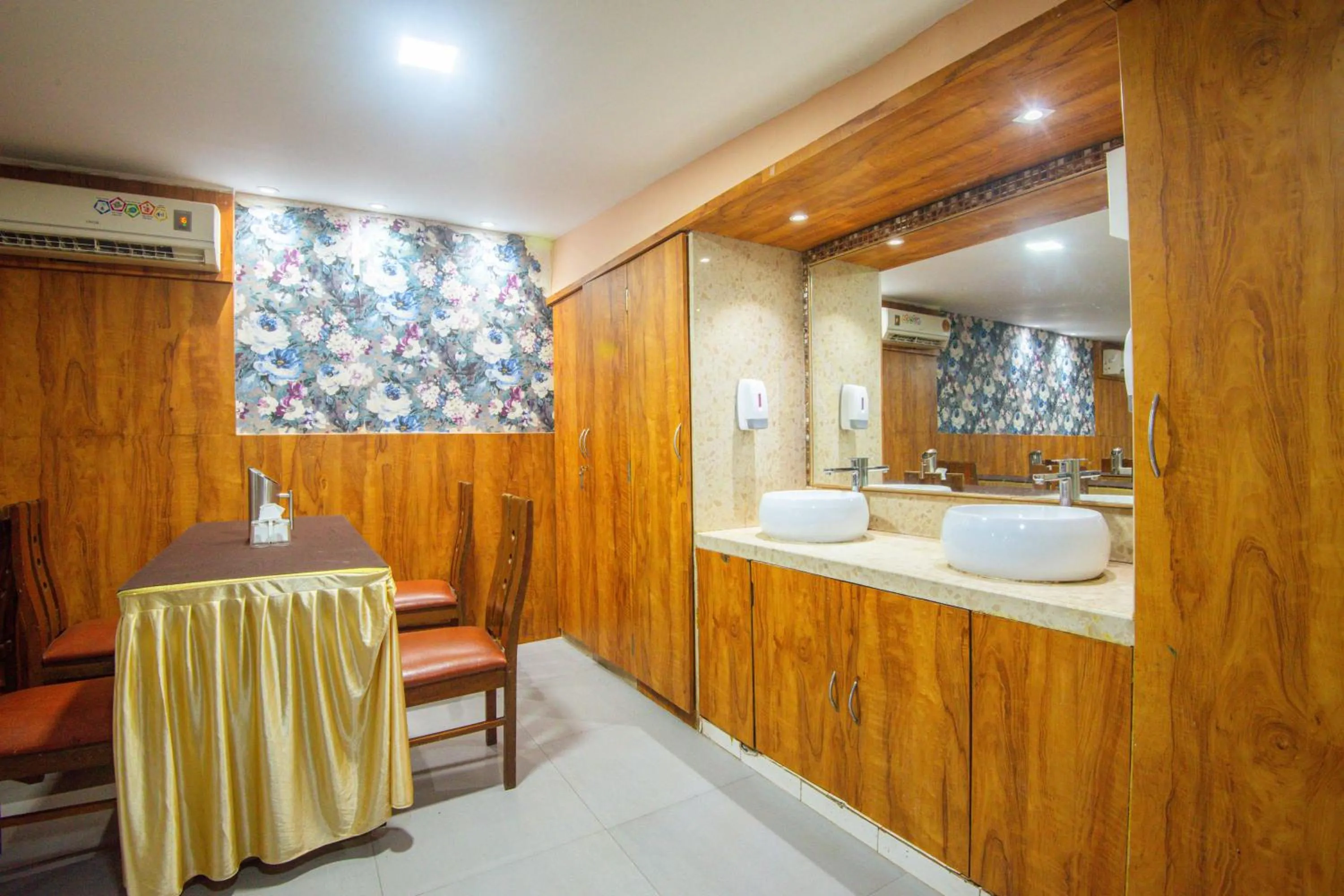 Dining area in Treebo Anam International