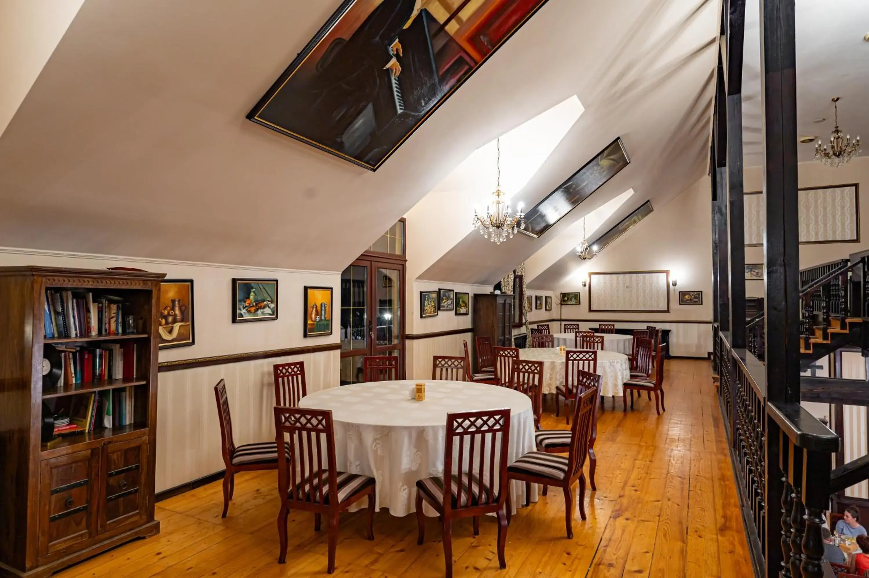 Restaurant/places to eat in Q Chalet Restaurant/places to eat in Q Chalet