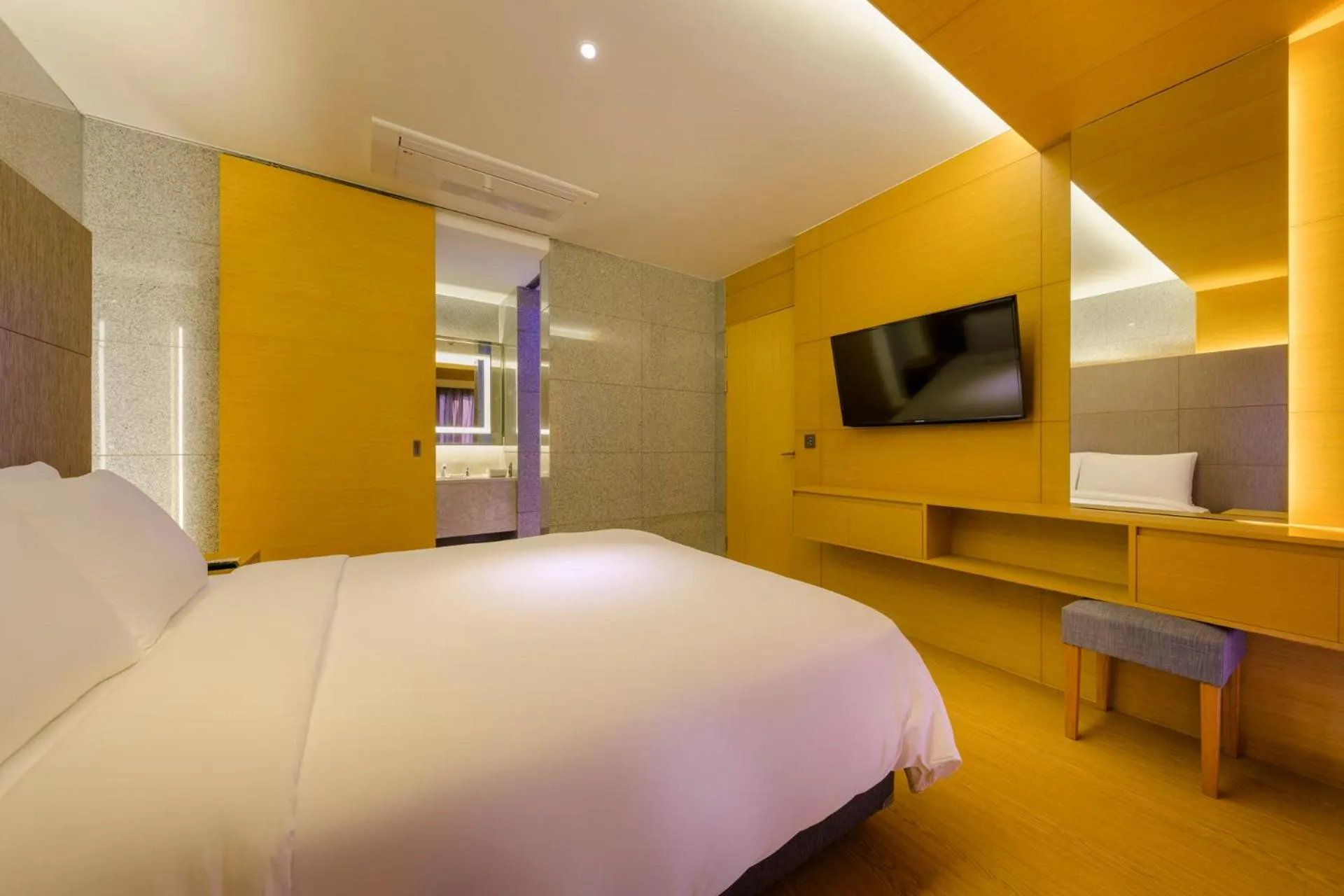 Bedroom, Bed in STANFORD Hotel & Resort Jeju