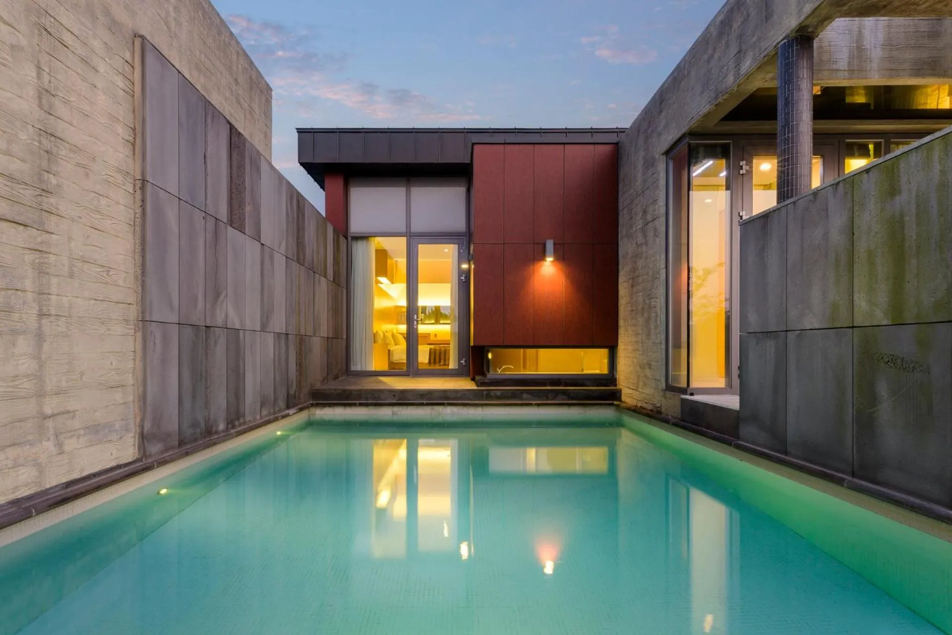 Swimming pool in STANFORD Hotel & Resort Jeju