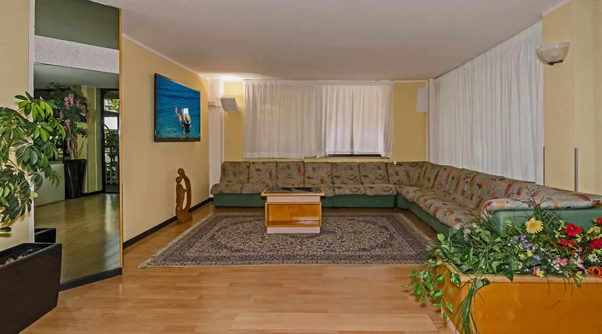 Communal lounge/ TV room in Hotel Eur