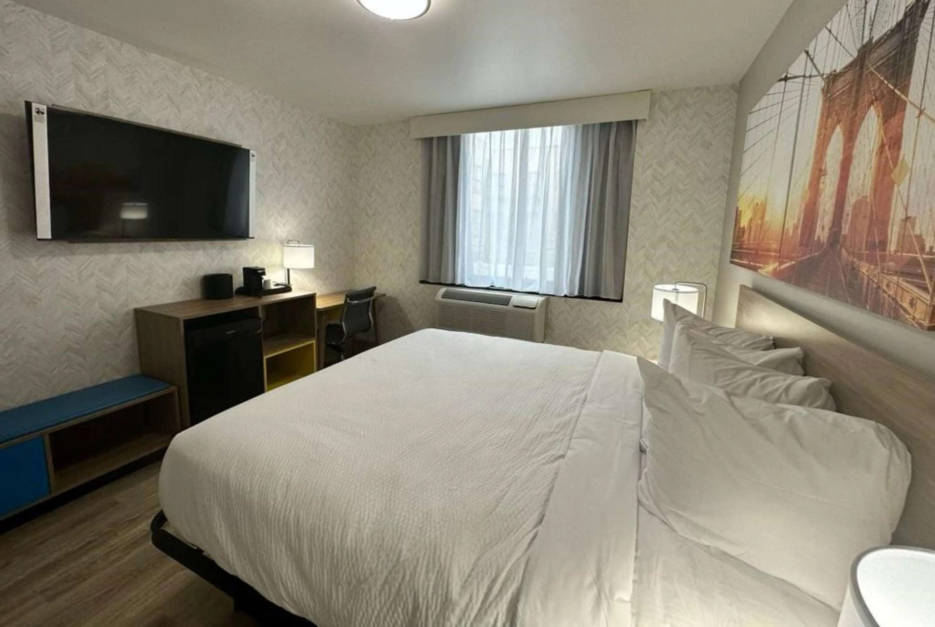 Photo of the whole room, Bed in Days Inn by Wyndham Brooklyn Eastern Parkway