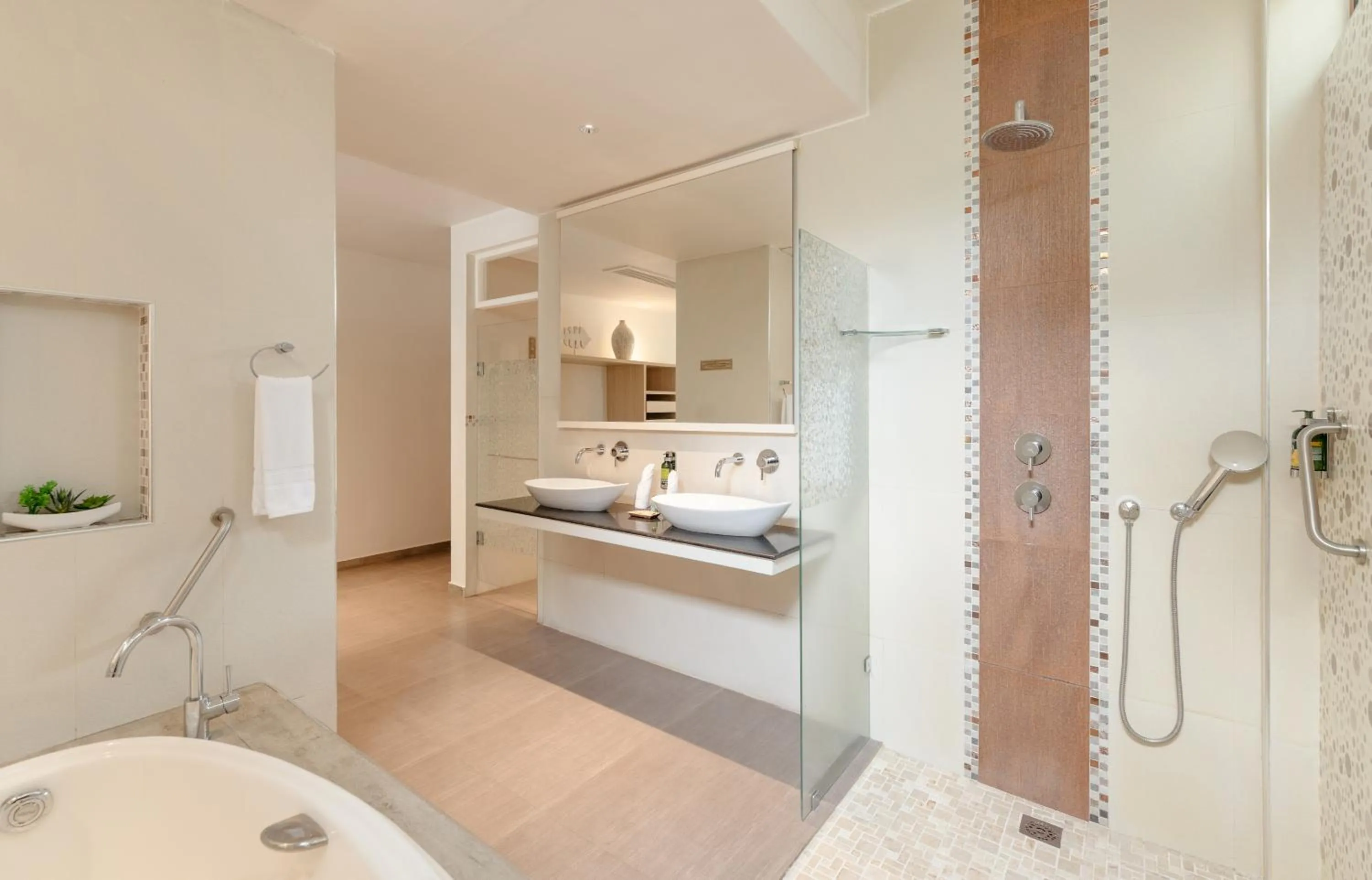 Shower in Hotel Le Duc de Praslin