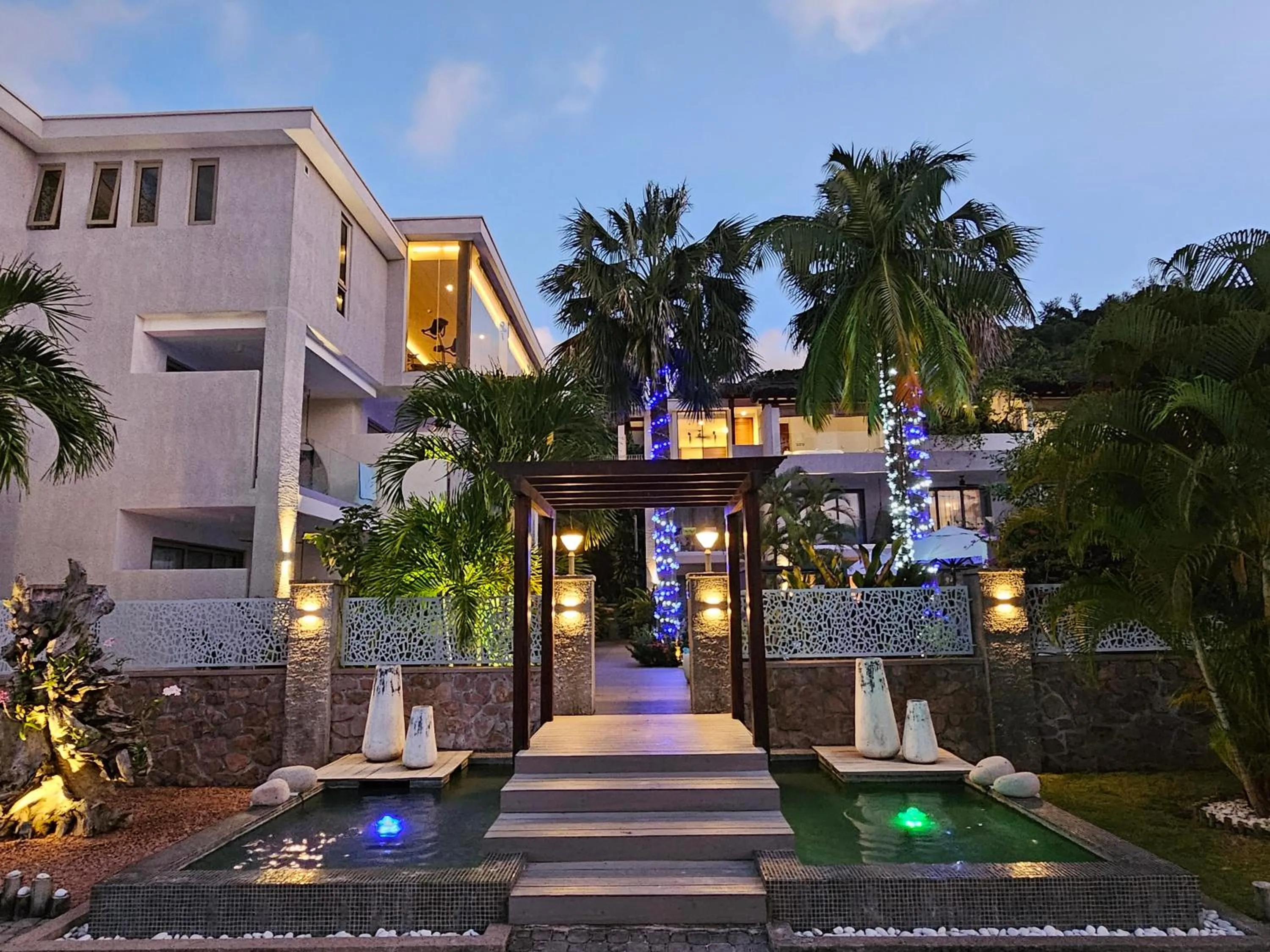 Property building in Hotel Le Duc de Praslin