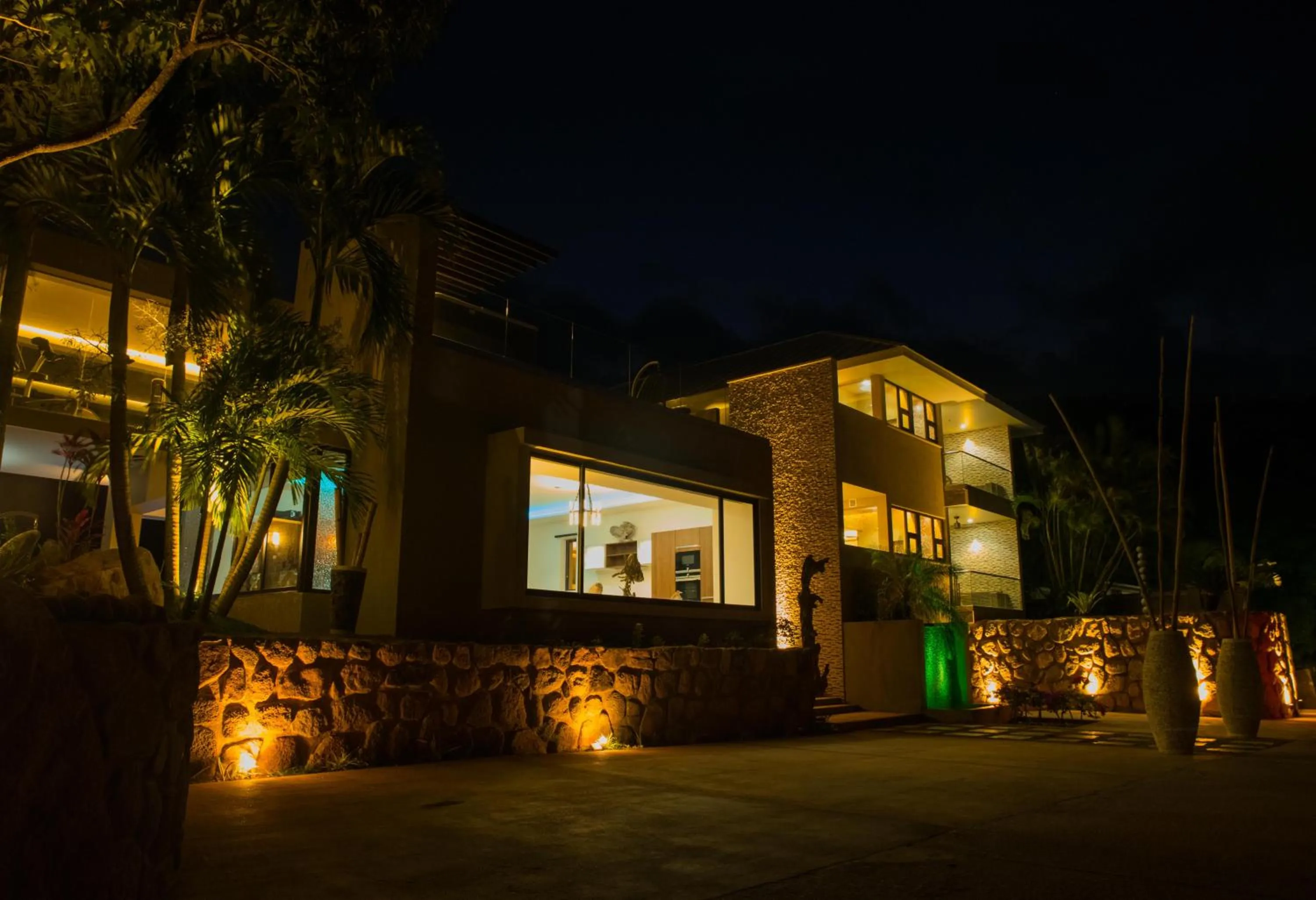 Property building in Hotel Le Duc de Praslin