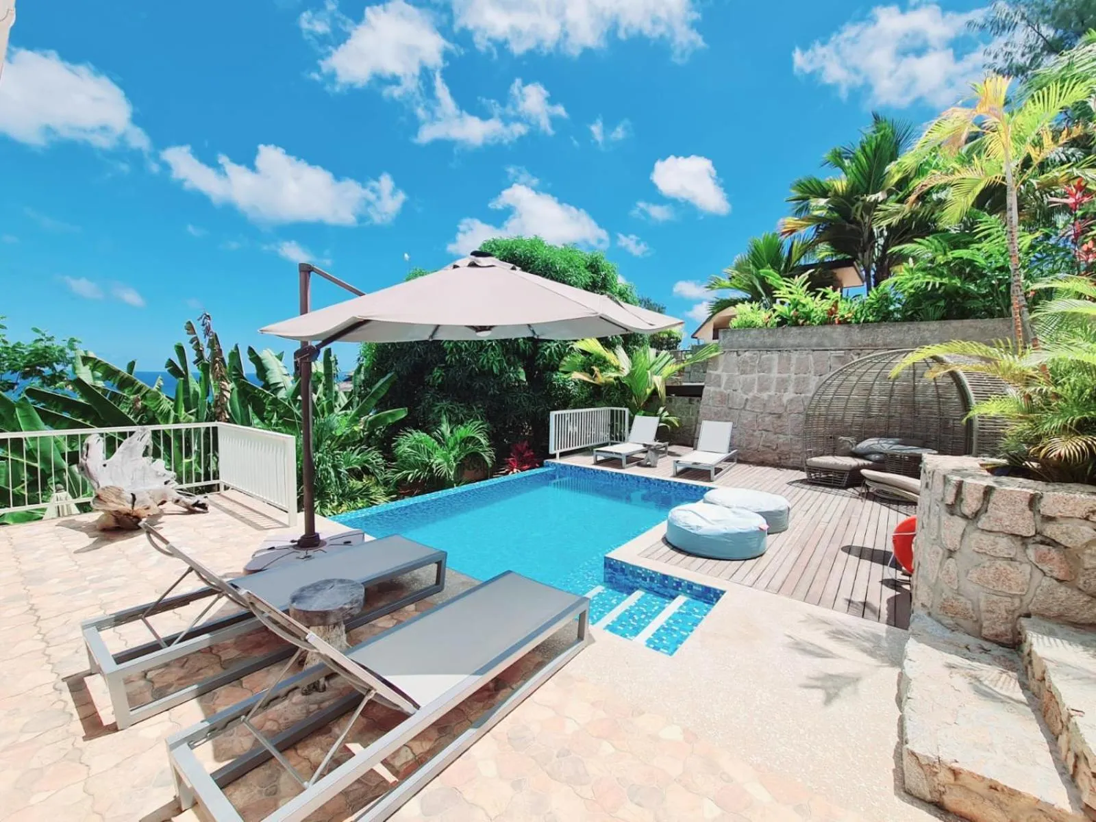 Swimming pool in Hotel Le Duc de Praslin