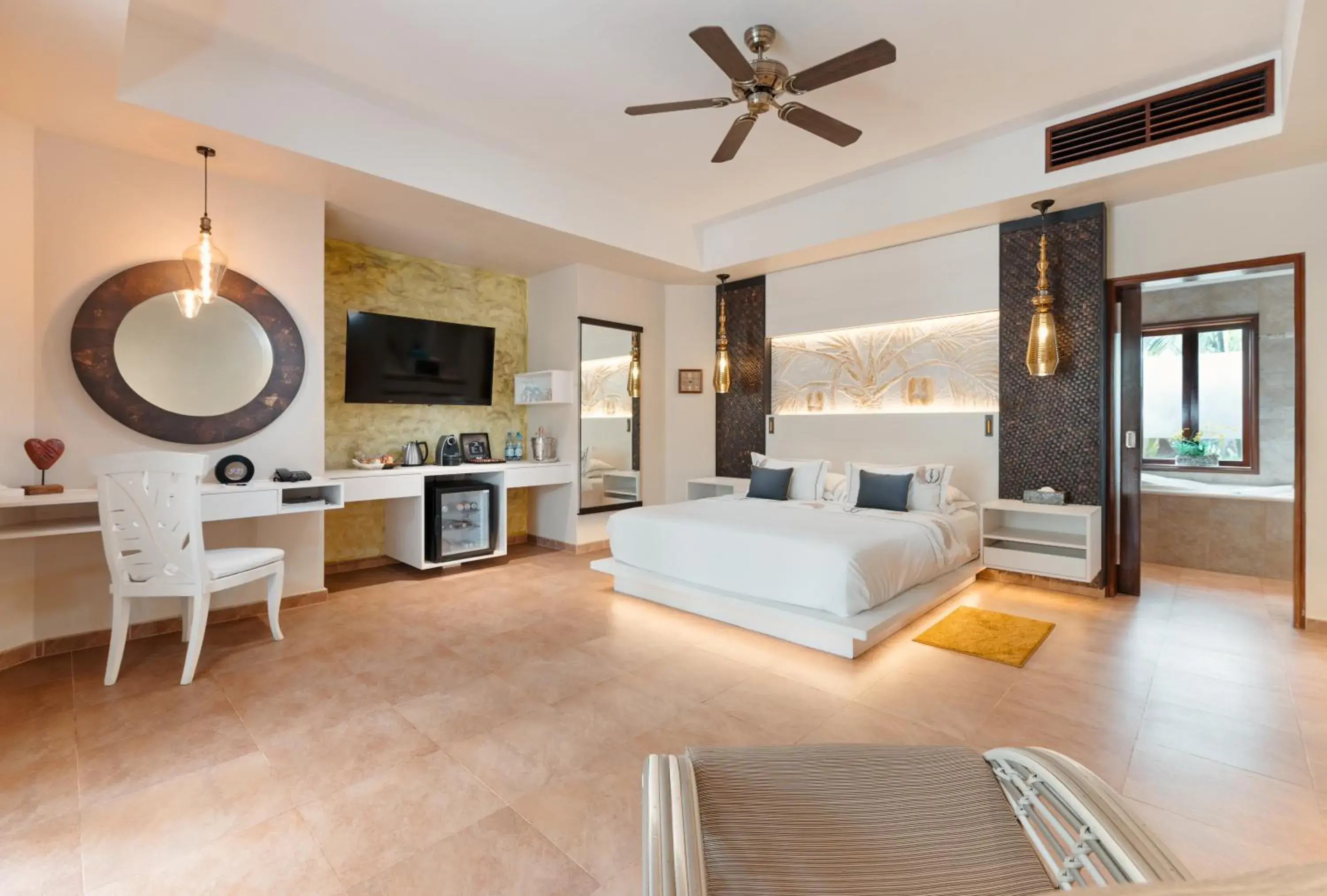 Honeymoon Suite in Hotel Le Duc de Praslin Honeymoon Suite in Hotel Le Duc de Praslin