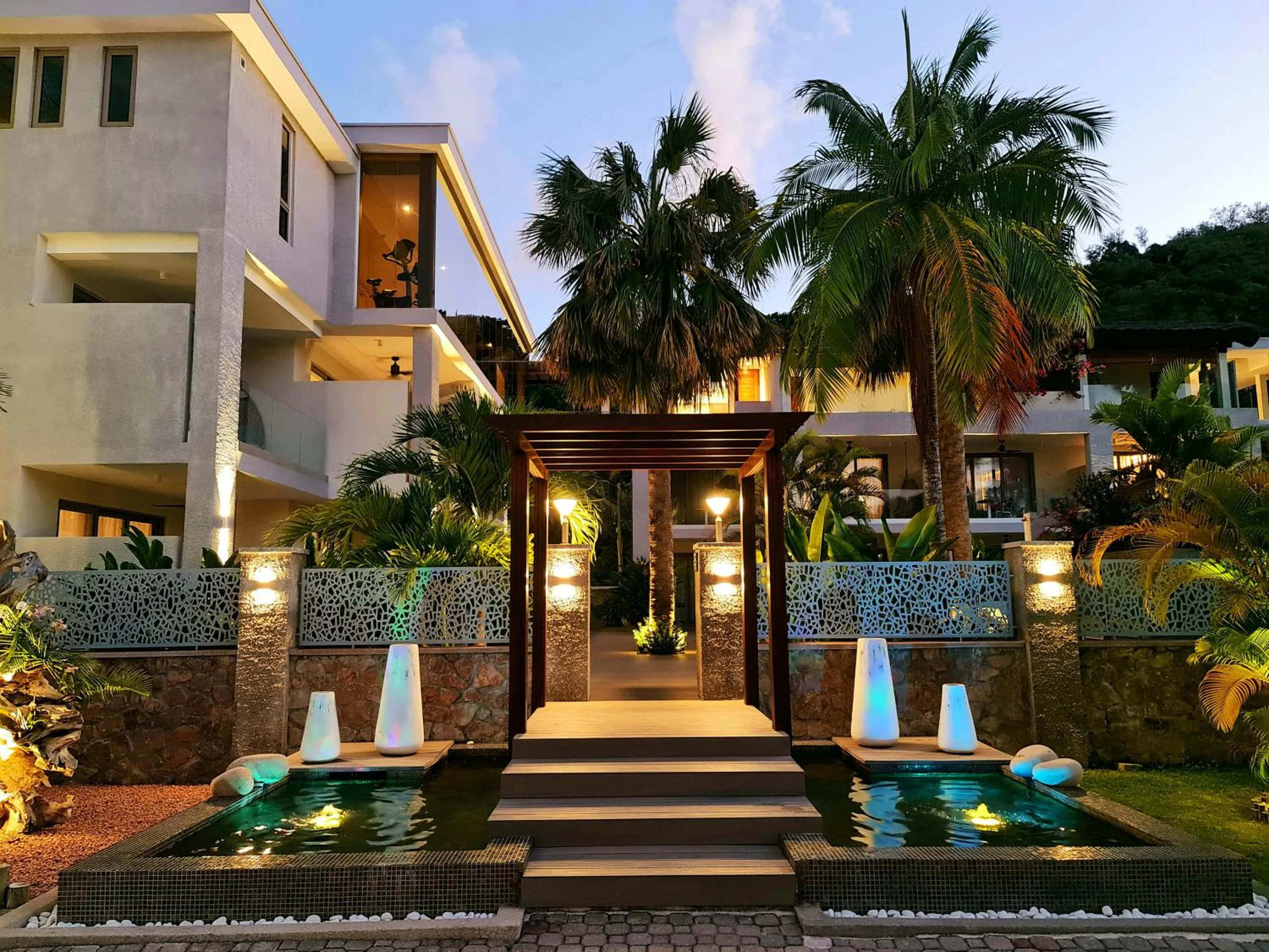 Property building in Hotel Le Duc de Praslin