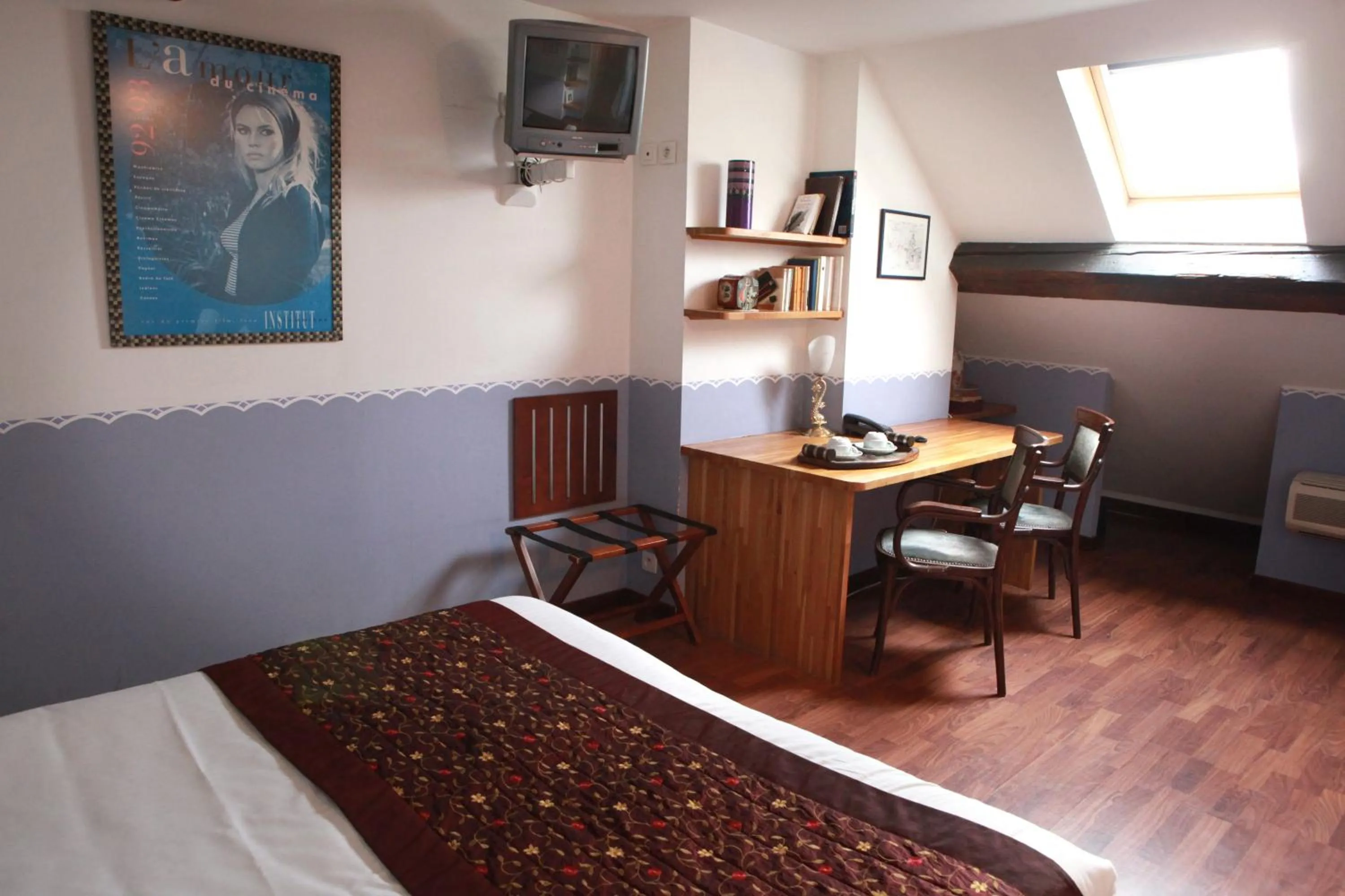 Seating area, Bed in Hotel des Celestins