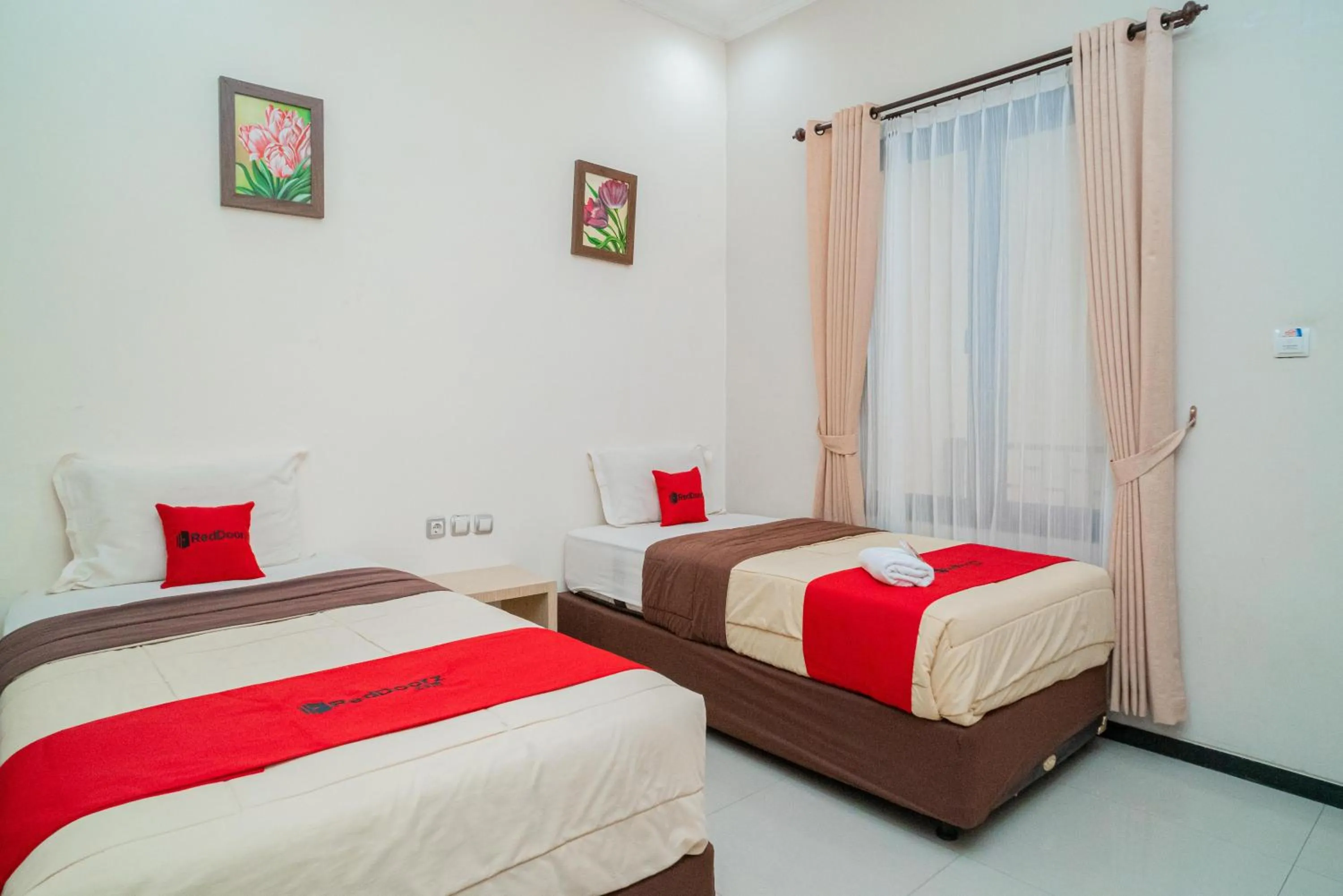 Bedroom, Bed in RedDoorz Plus Syariah @ Jalan Dokter Wahidin Bojonegoro