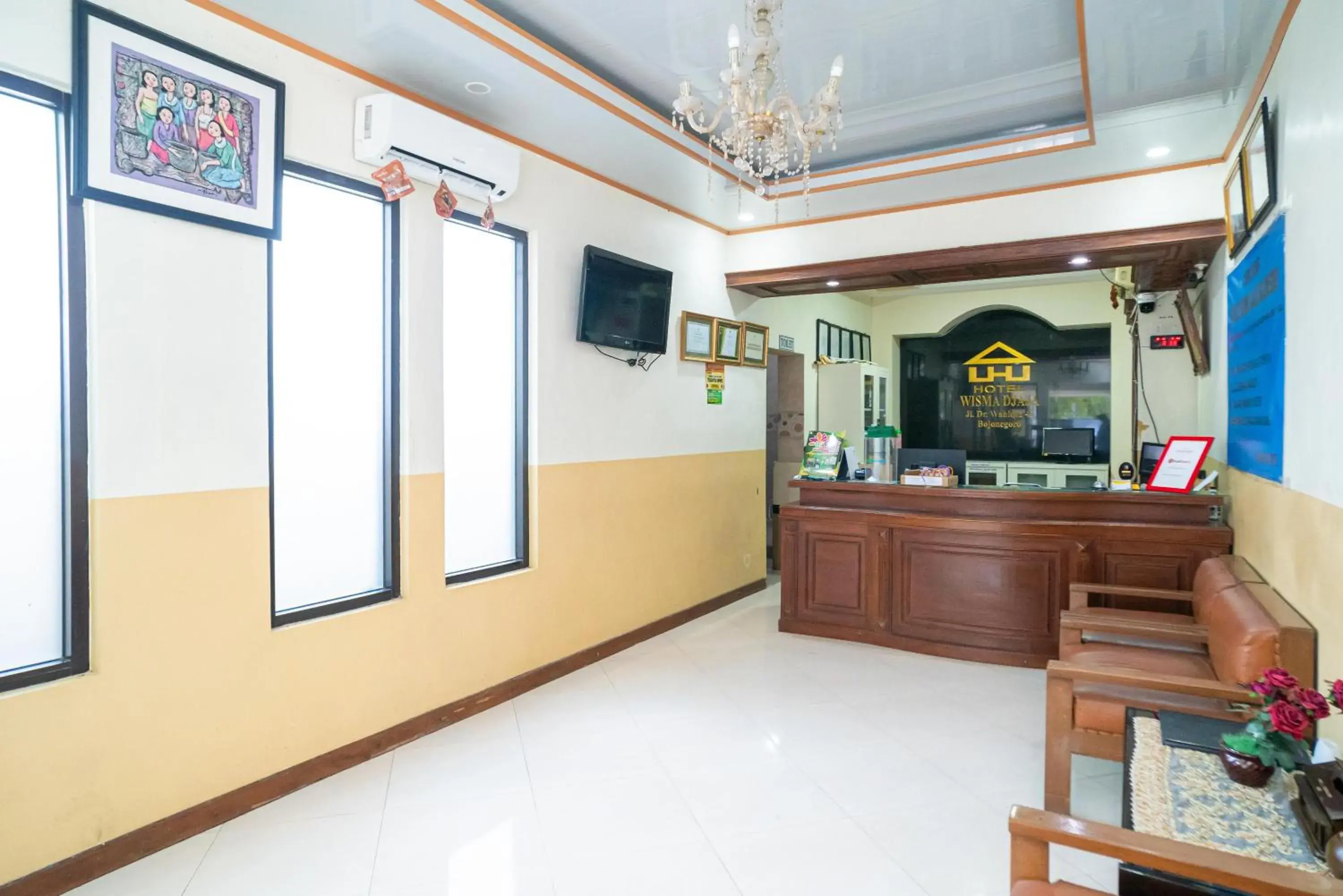 Lobby or reception in RedDoorz Plus Syariah @ Jalan Dokter Wahidin Bojonegoro Lobby or reception in RedDoorz Plus Syariah @ Jalan Dokter Wahidin Bojonegoro